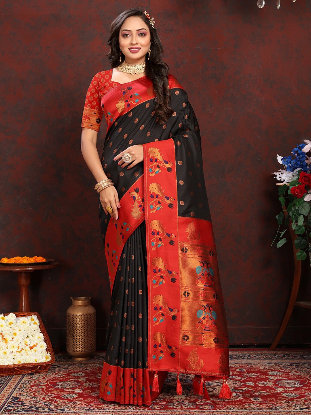 

Lookslady Floral Woven Design Zari Art Silk Paithani Saree, Black