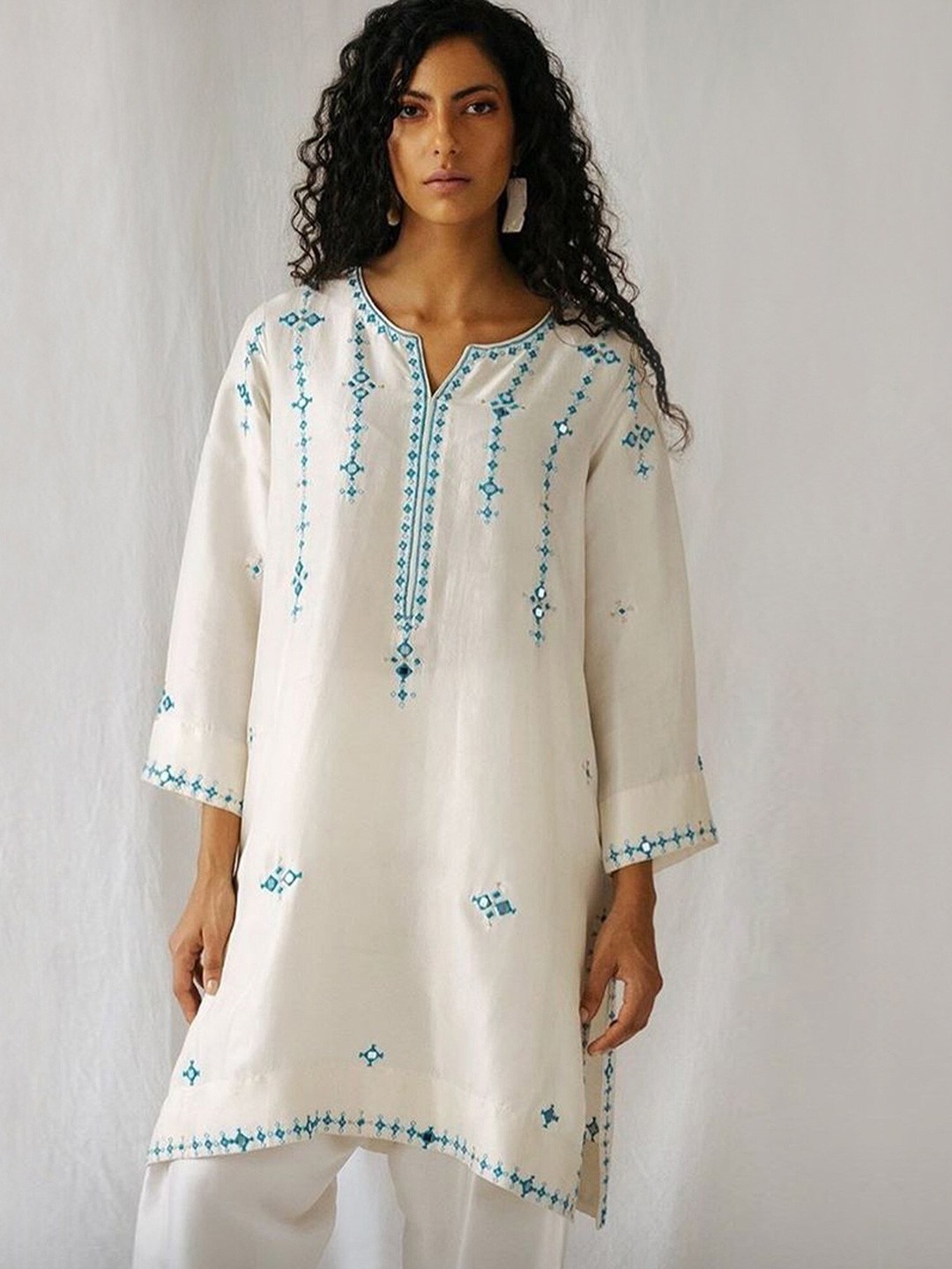 

Peachmode Geometric Embroidered Pure Cotton Mirror Work Kurta, White