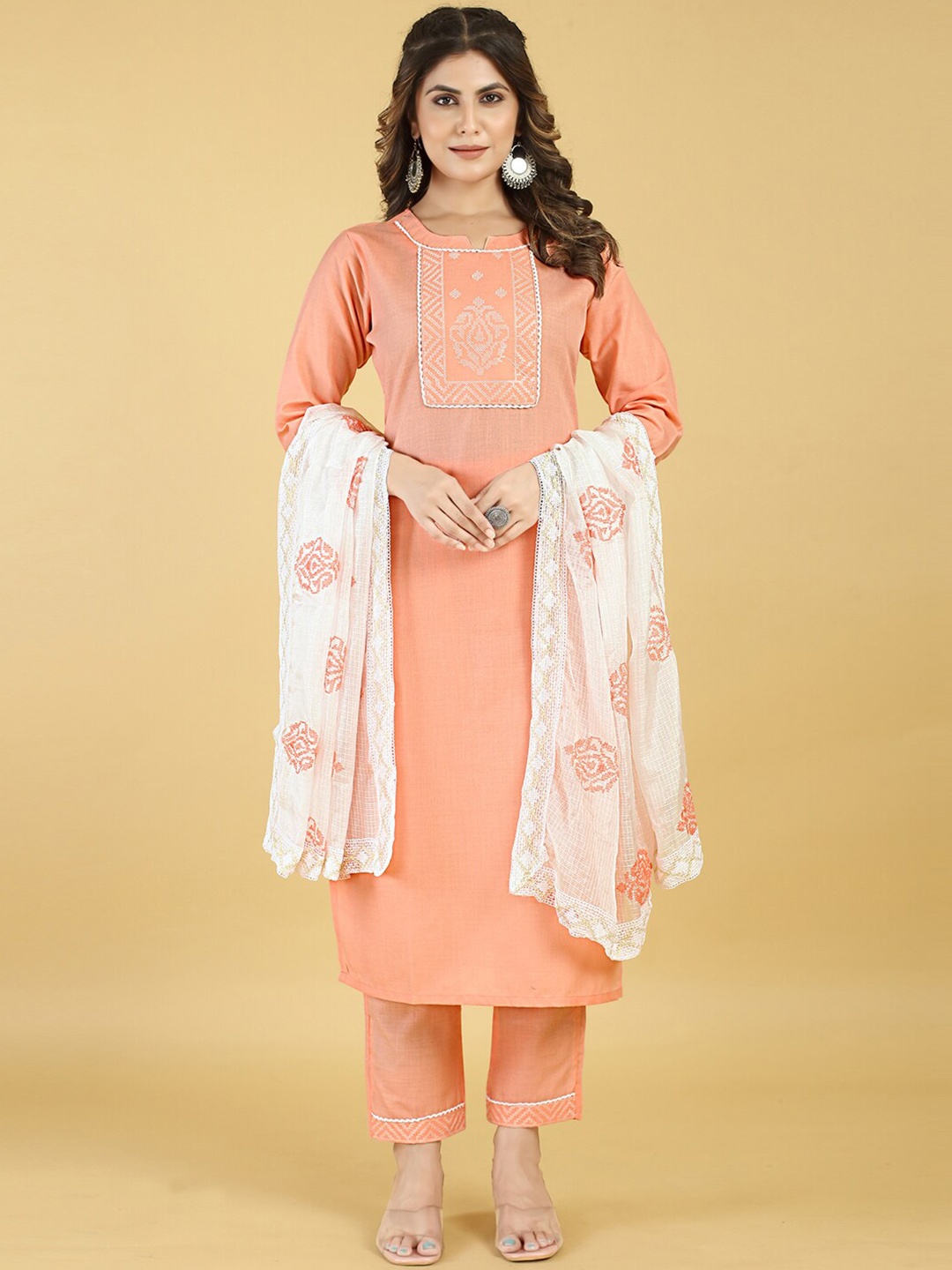

MINGORA Round Neck Ethnic Motifs Yoke Design Regular Thread Work Kurta Set, Pink