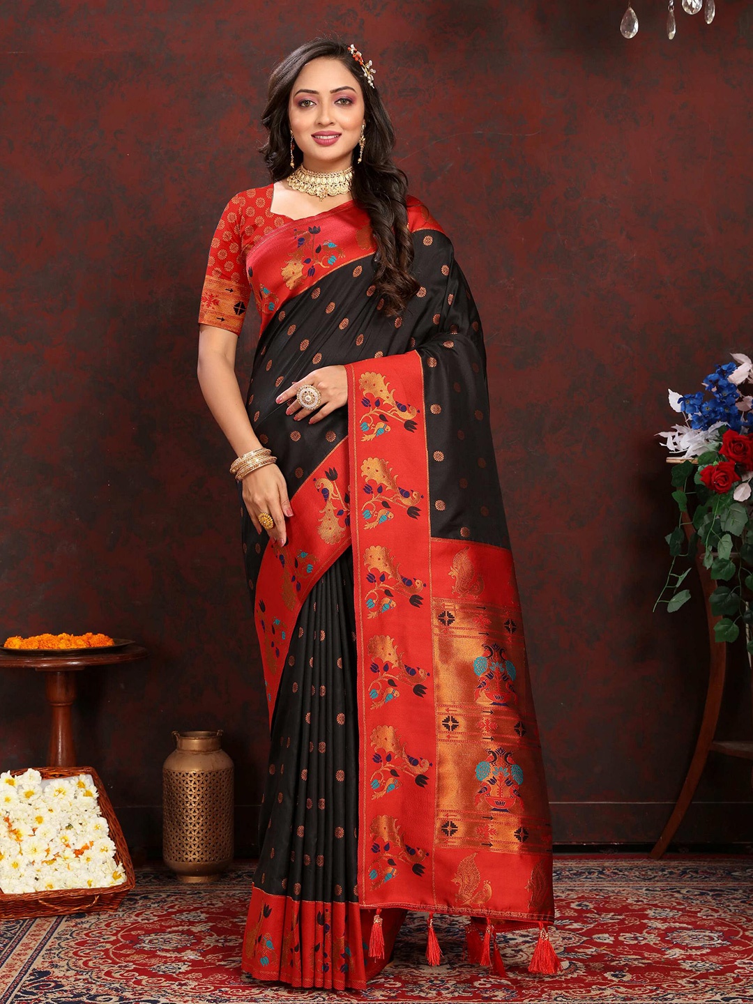 

ZILVIRA Woven Design Zari Pure Silk Paithani Saree, Black