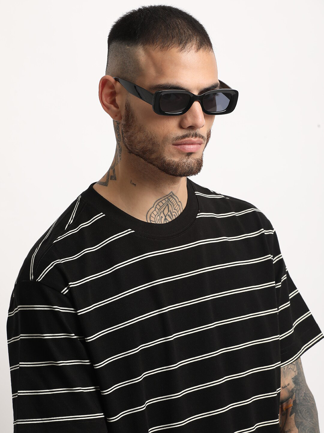 

THE BEAR HOUSE Striped Drop Shoulder Sleeves Relaxed Fit T-shirt, Black