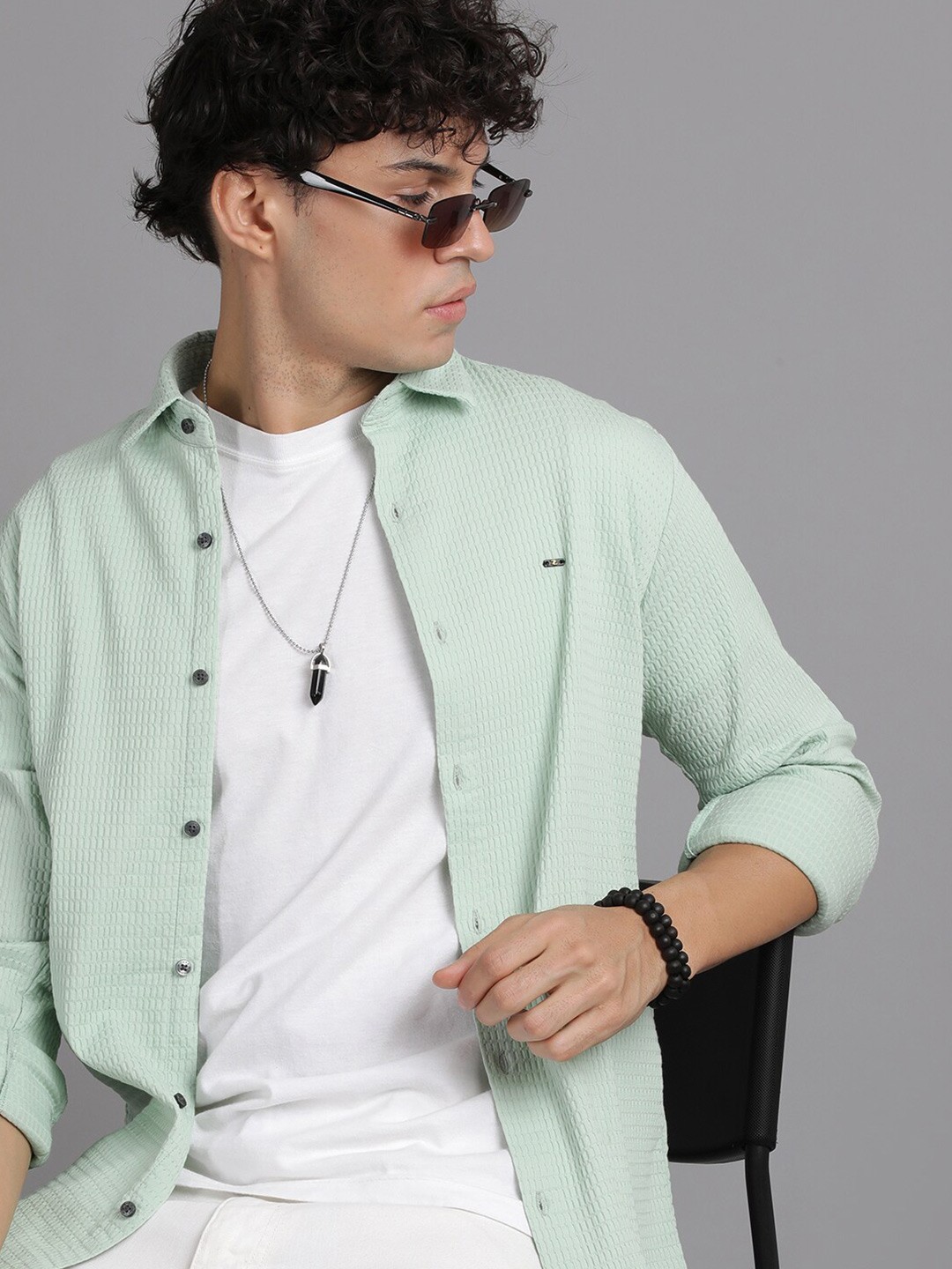

Volume Zero Standard Self Design Casual Shirt, Green