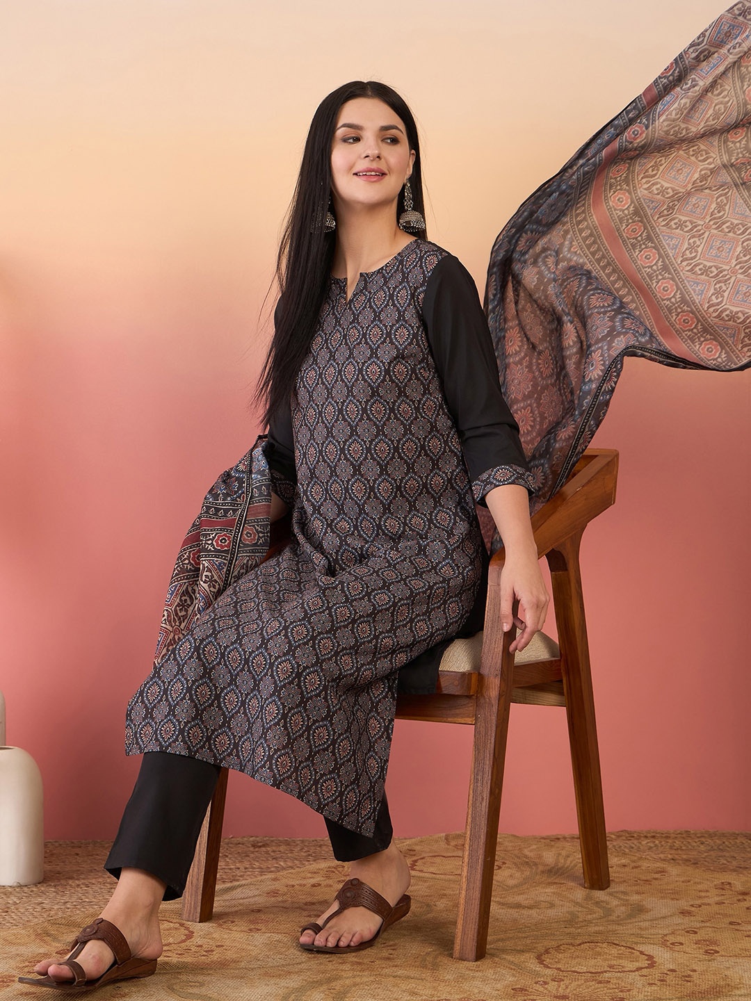 

Anouk Floral Printed Notched Neck Kurta with Trousers & Dupatta, Black