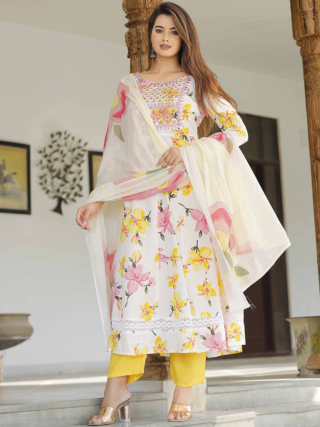 

SINGNI Women Floral Printed Regular Kurta with Trousers & With Dupatta, White