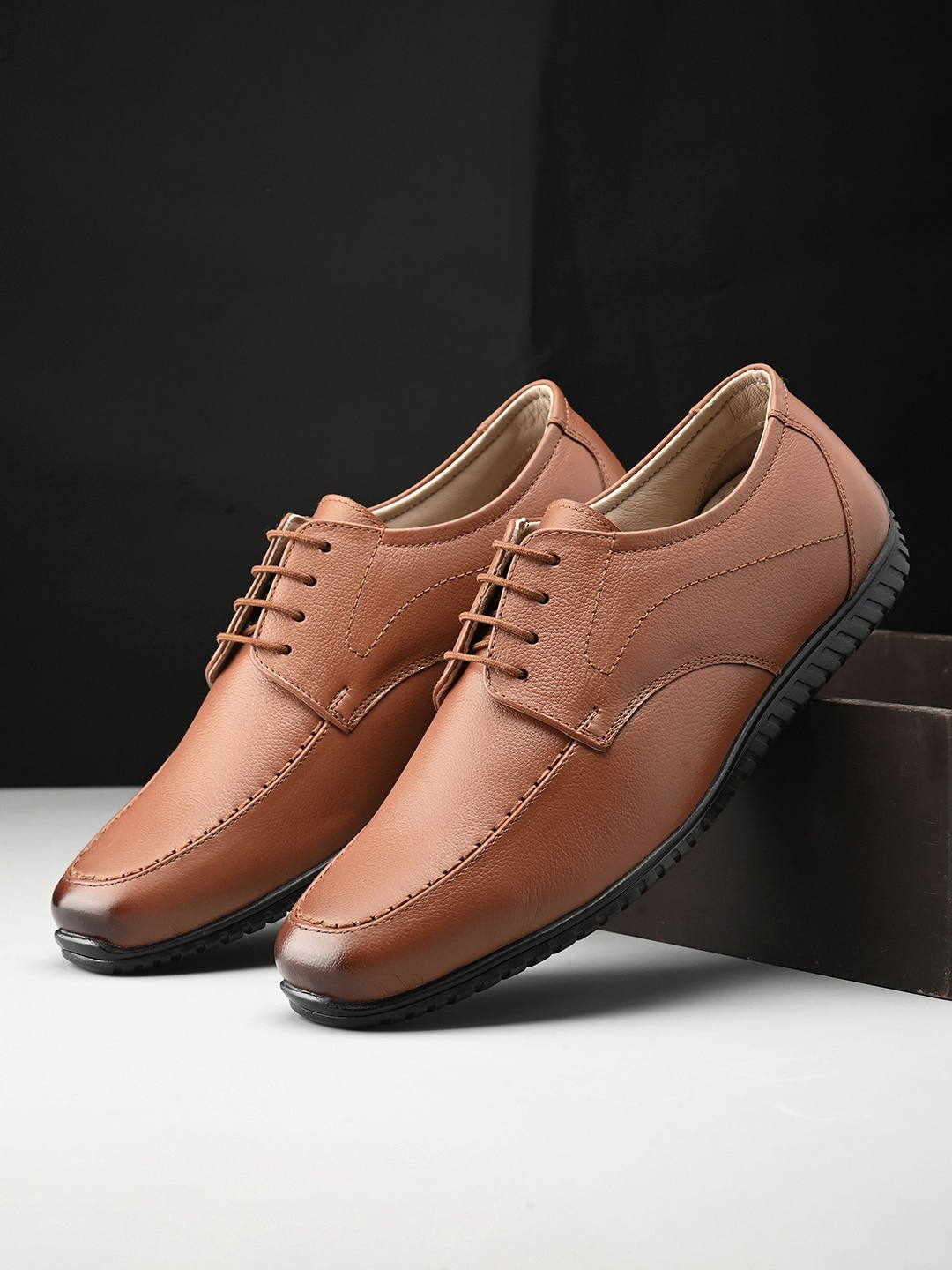 

Fentacia Men Round Toe Leather Formal Derbys, Tan