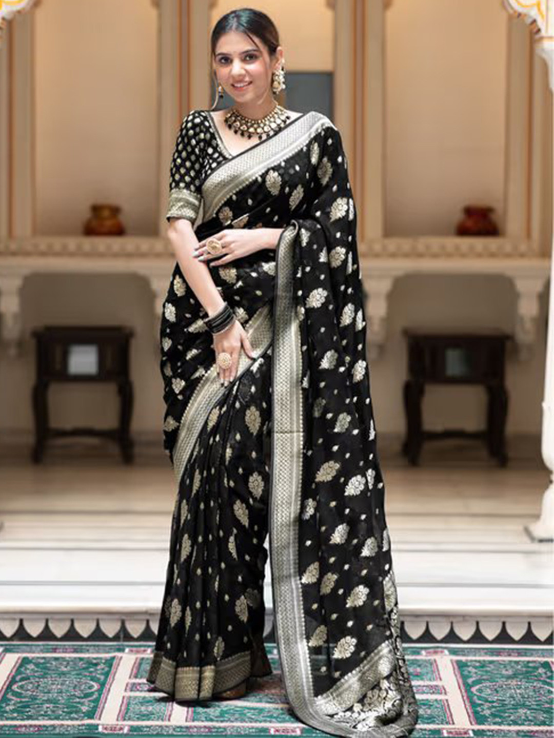 

REALLTREND Ethnic Motifs Woven Design Zari Banarasi Saree, Black