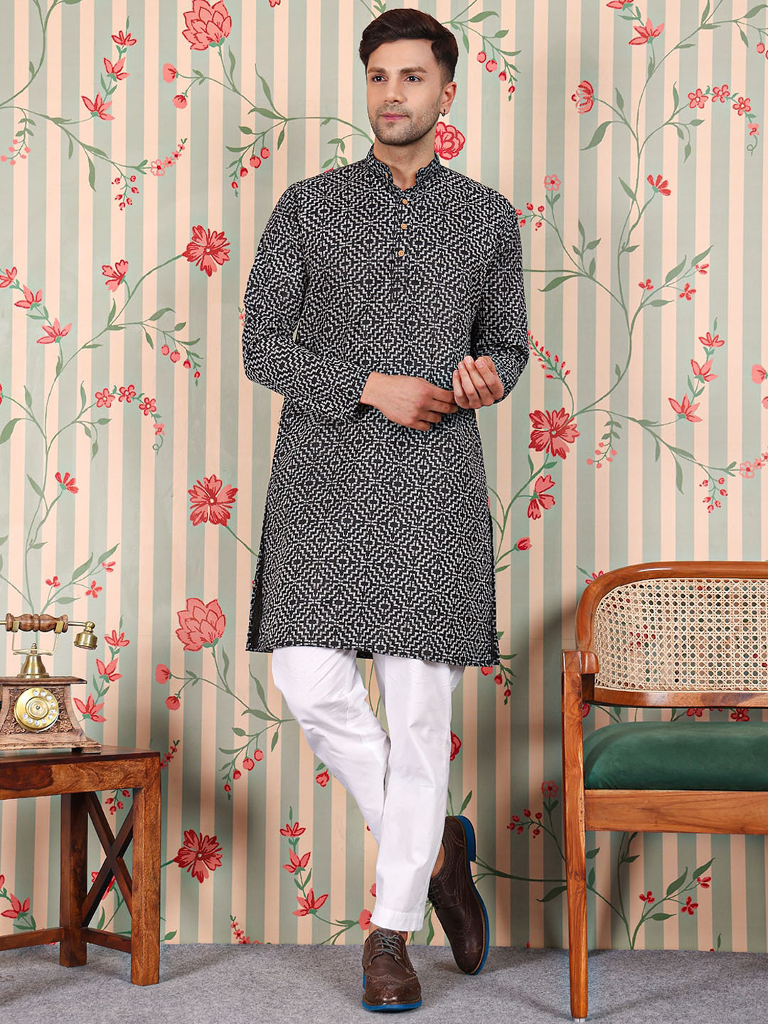 

Ode by House of Pataudi Geometric Printed Mandarin Collar Straight Kurta, Black