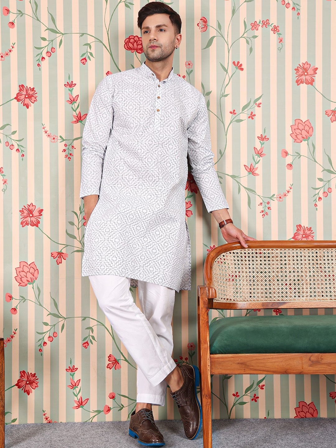 

Ode by House of Pataudi Geometric Printed Mandarin Collar Straight Kurta, White