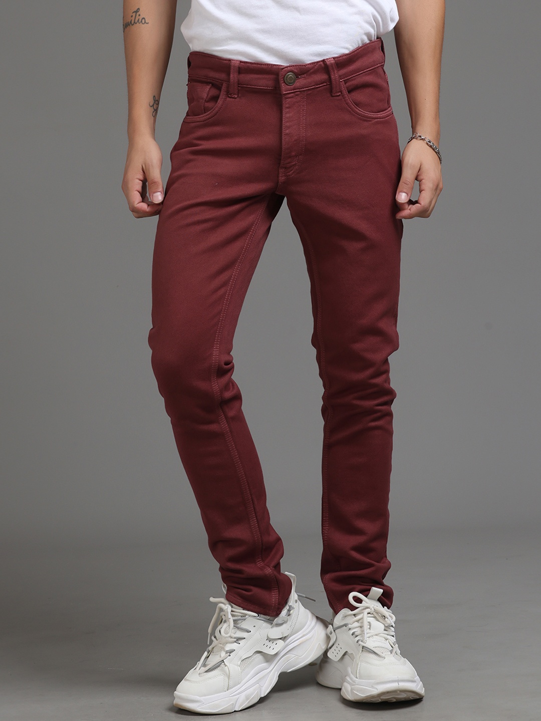 

VUDU Men Narrow Slim Fit Mid-Rise Clean Look Cotton Jeans, Maroon