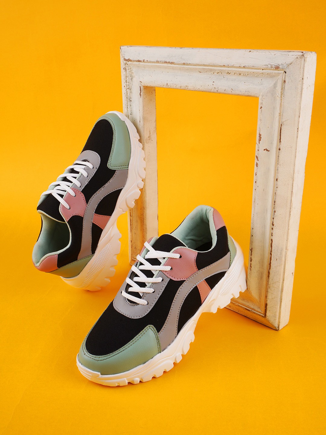 

PERY PAO Women Colourblocked Sneakers, Black