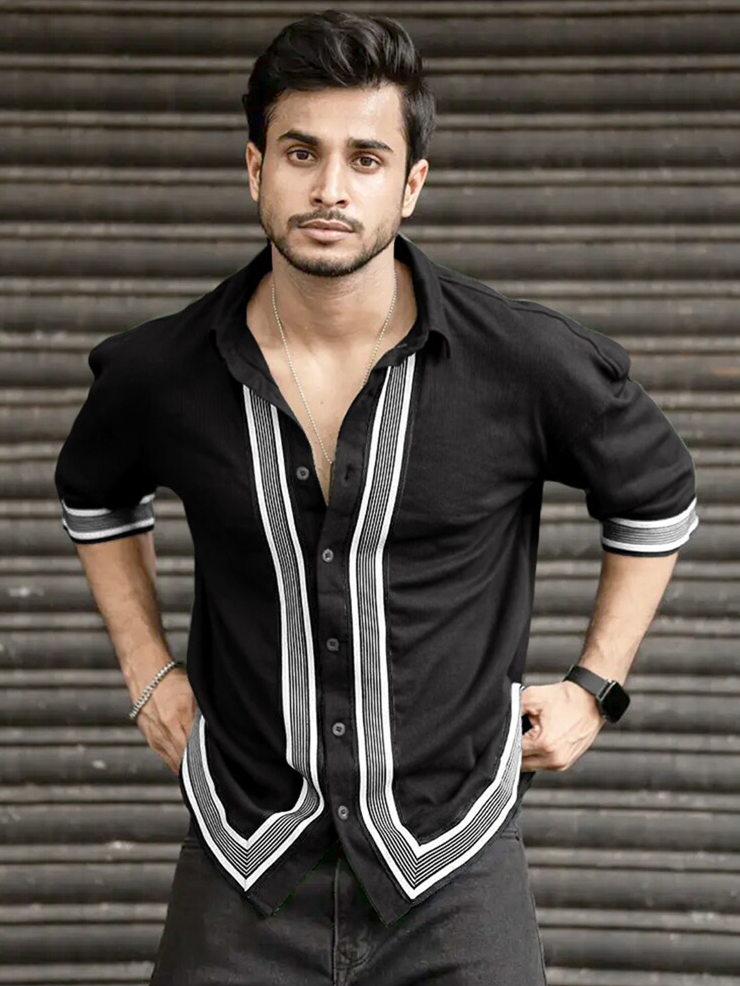 

Eyebogler Striped Spread Collar Drop-Shoulder Sleeves T-shirt, Black