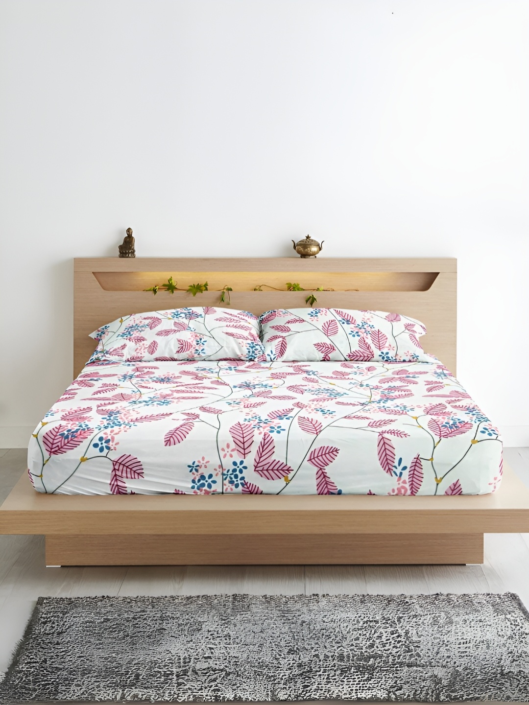

Aurave Magenta & White Floral Microfiber 210 TC Fitted Queen Bedsheet With 2 Pillow Covers
