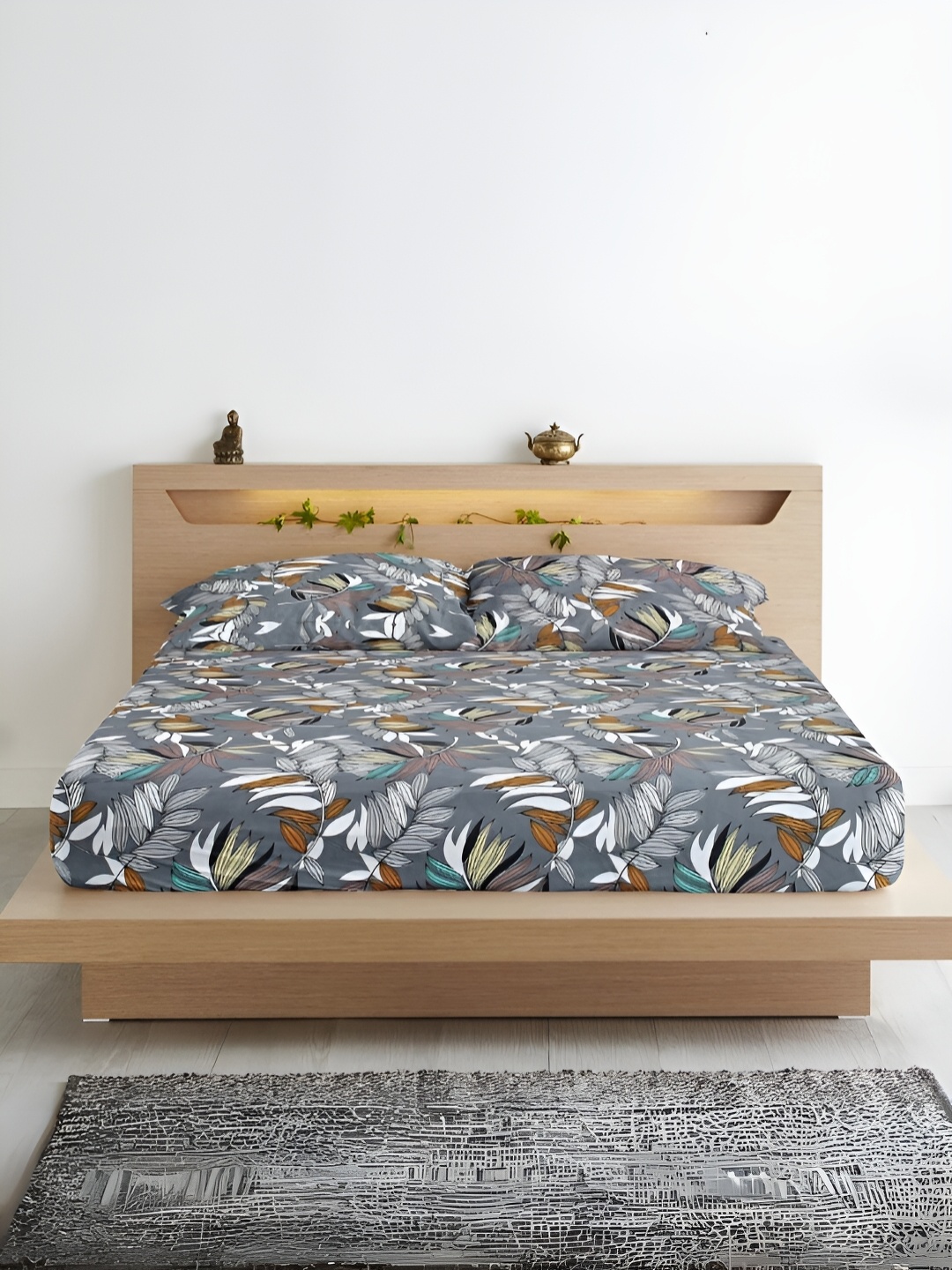 

Aurave Grey & White Floral Microfiber 210 TC Fitted King Bedsheet With 2 Pillow Covers