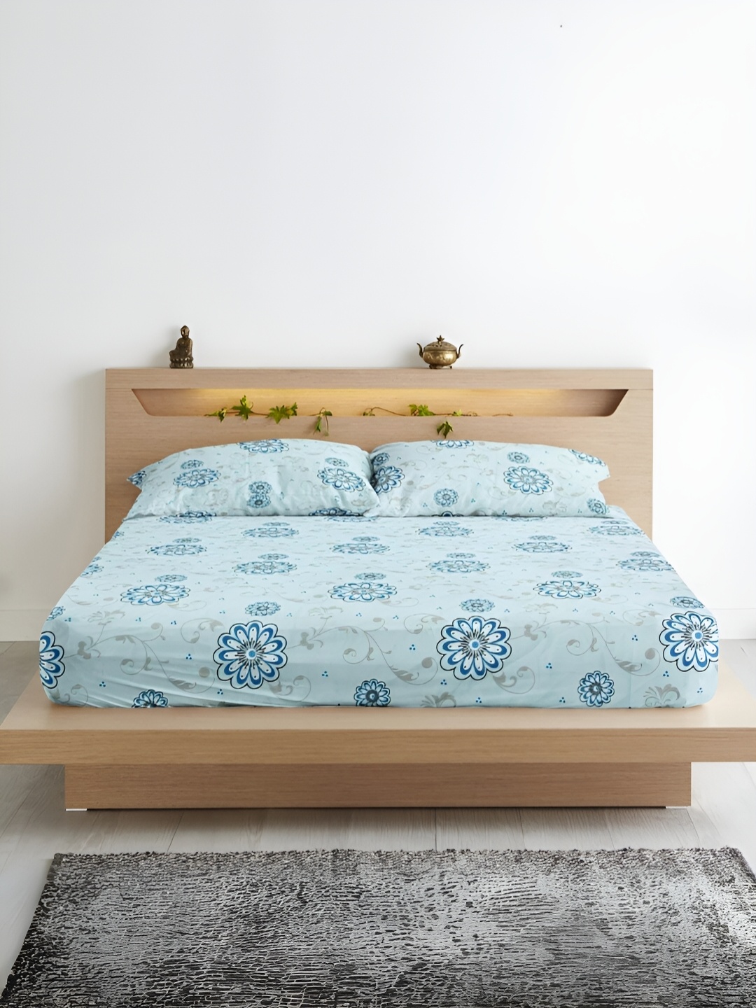

Aurave Turquoise Blue Floral Microfiber 210 TC Fitted Queen Bedsheet with 2 Pillow Covers