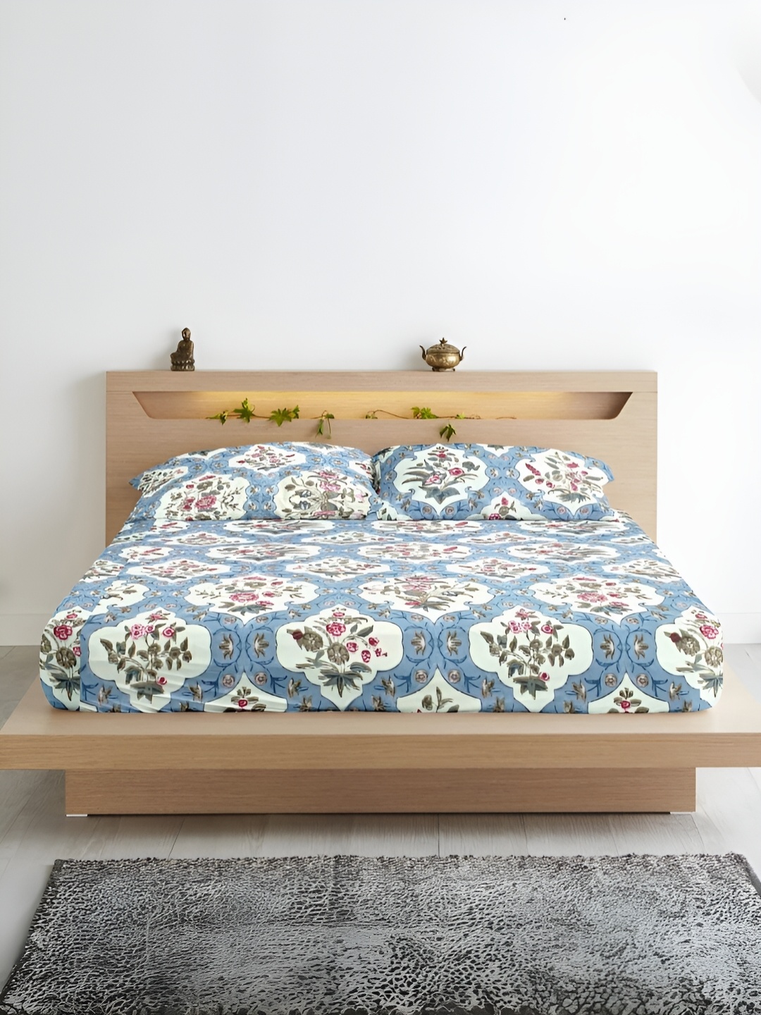 

Aurave Olivia Blue & White Floral 210 TC Fitted Queen Bedsheet With 2 Pillow Covers
