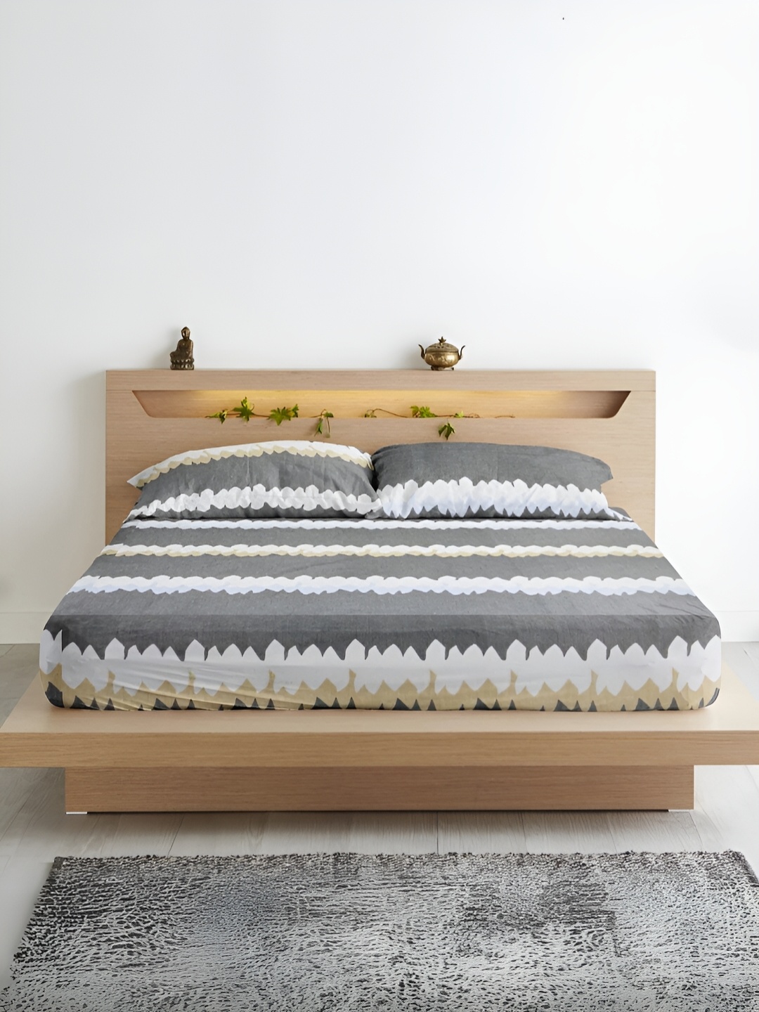 

Aurave Grey & White Floral Microfiber 210 TC Fitted King Bedsheet With 2 Pillow Covers