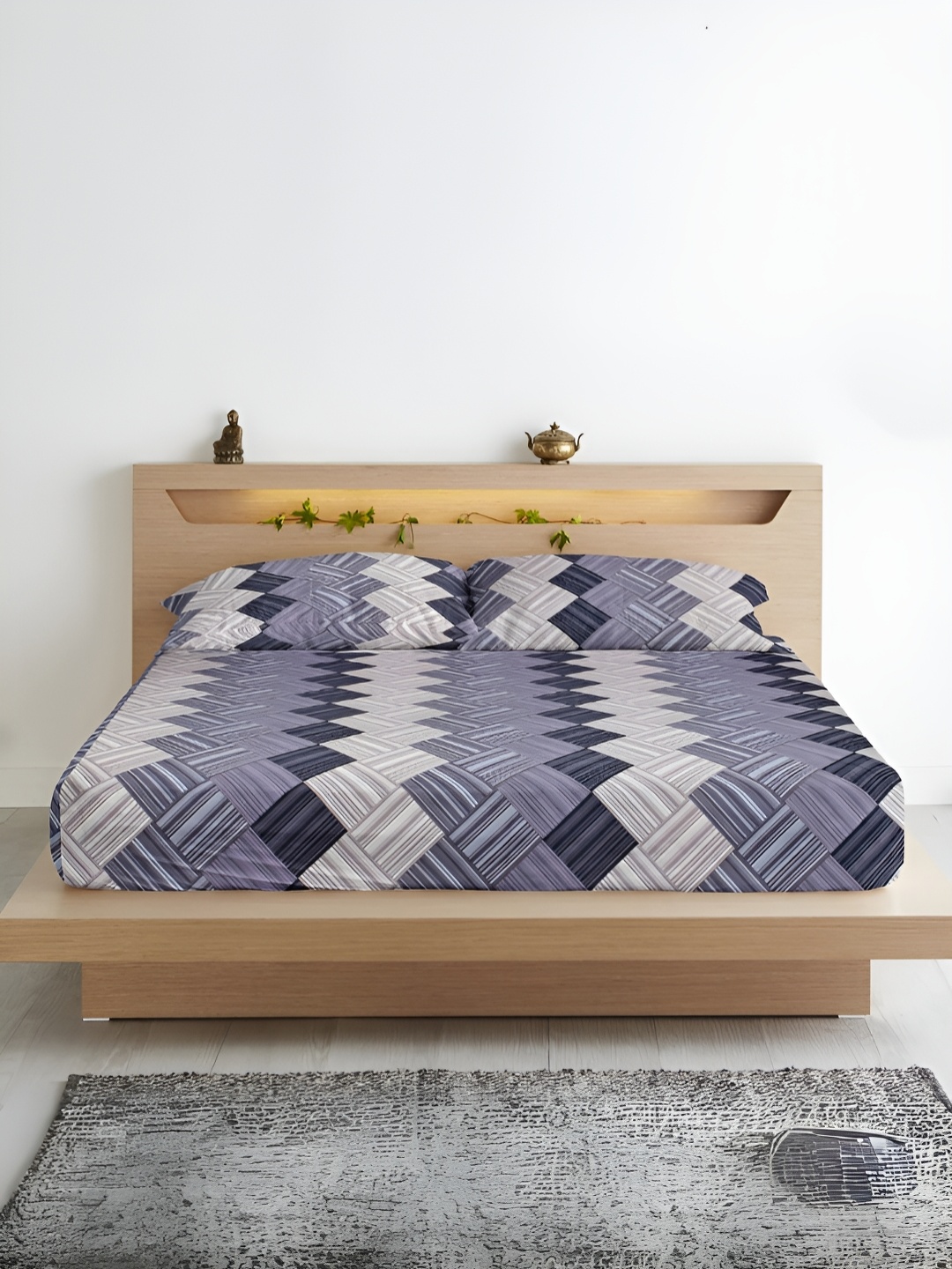 

Aurave Purple Geometric Microfiber 210 TC Fitted King Bedsheet With 2 Pillow Covers