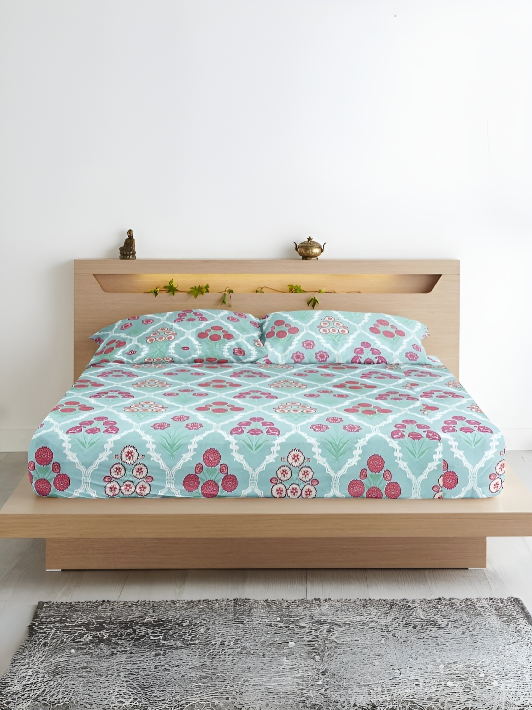 

Aurave Olivia Blue & White Floral 210 TC Fitted King Bedsheet With 2 Pillow Covers