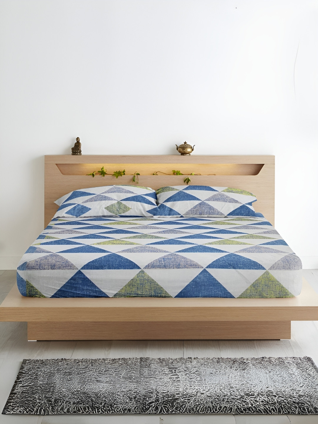 

Aurave Blue Geometric Microfiber 210 TC Fitted Queen Bedsheet with 2 Pillow Covers