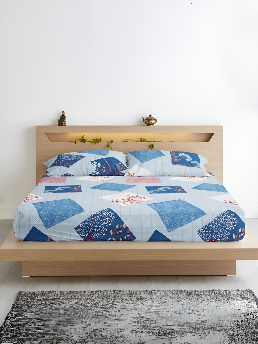 Aurave Blue & White Geometric Microfiber 210 TC Fitted King Bedsheet With 2 Pillow Covers