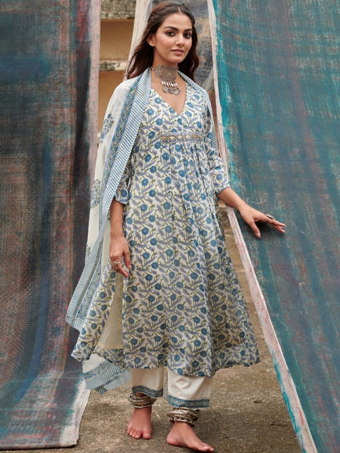 

KARAJ JAIPUR Floral Printed V-Neck Three-Quarter Sleeves Chanderi Silk Kurta Set, Blue