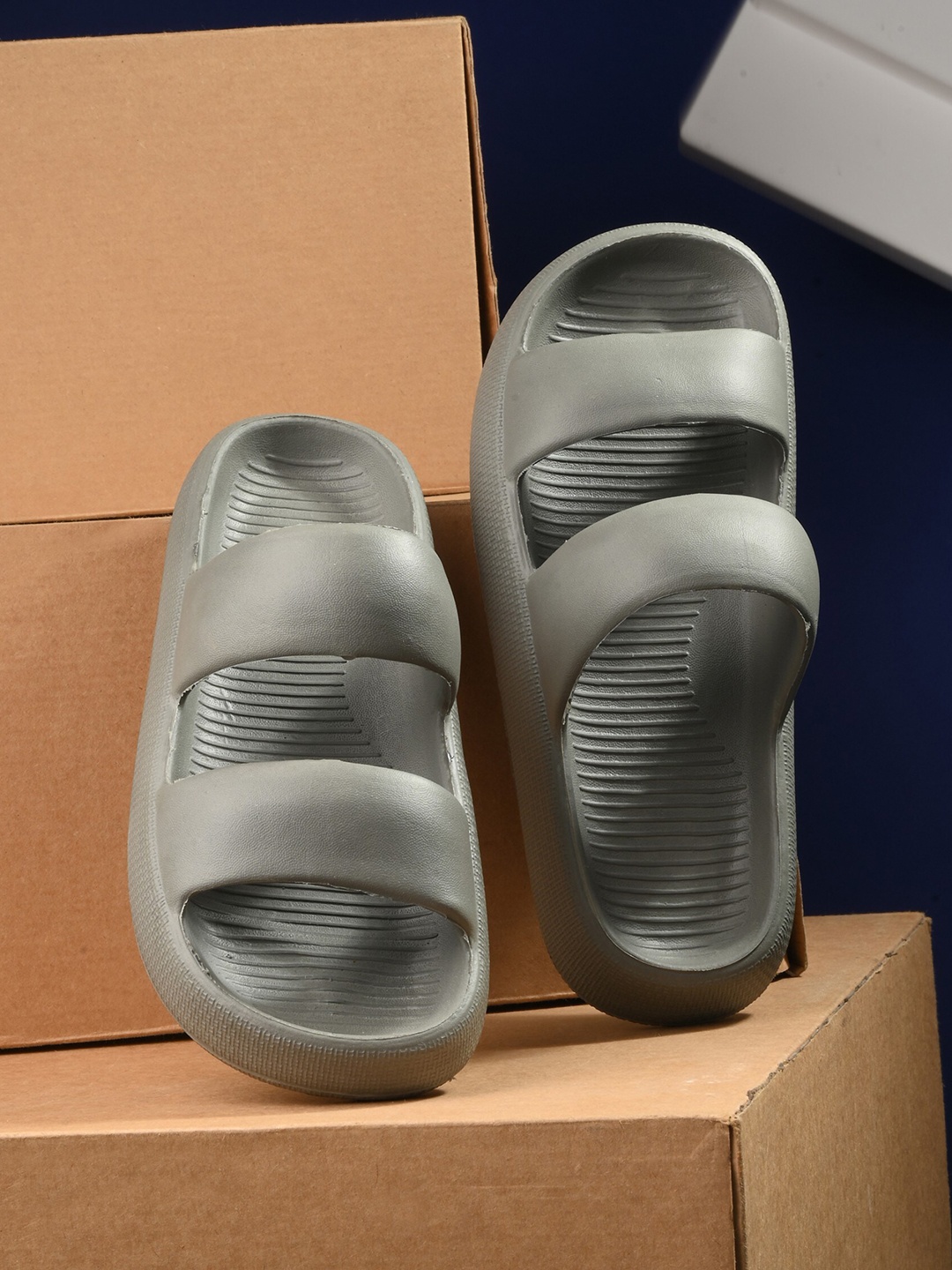 

The Roadster Lifestyle Co. Men Olive Green Flip Flops