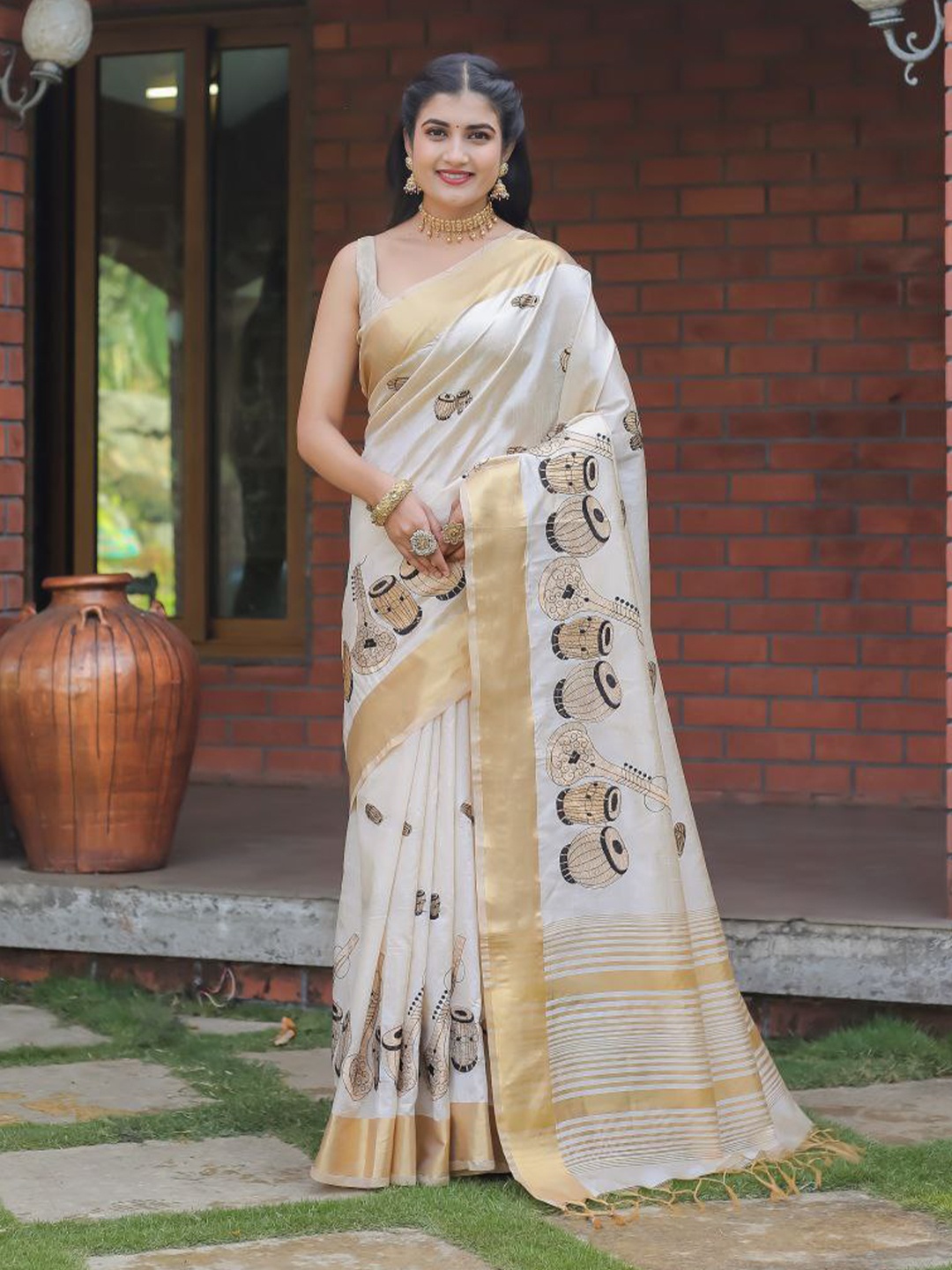 

BESUCHER Ethnic Motifs Woven Design Zari Jute Silk Tussar Saree, Cream