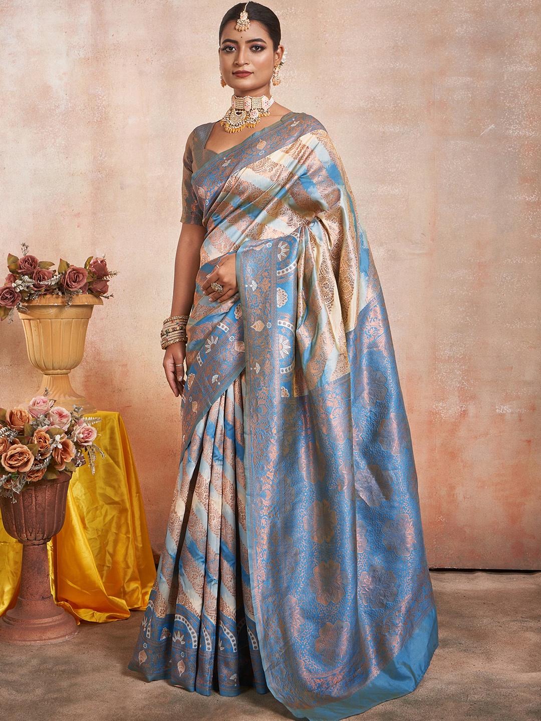 

BESUCHER Ethnic Motifs Woven Design Zari Leheriya Saree, Cream