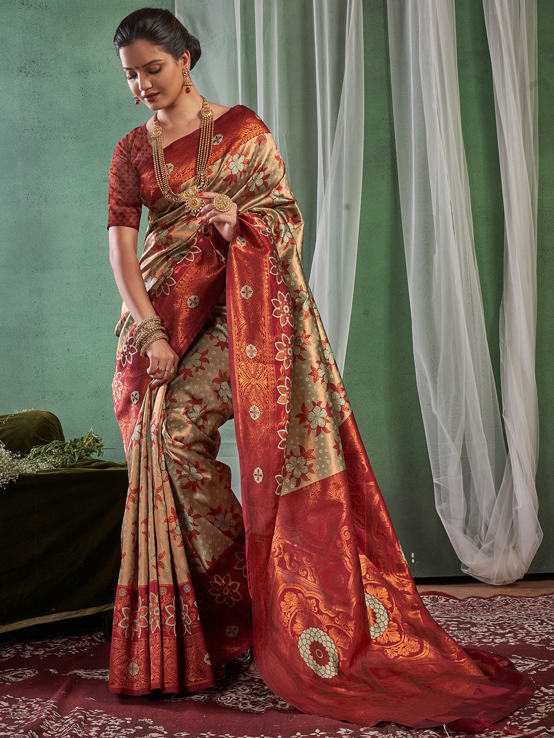 

BESUCHER Floral Printed Zari Kanjeevaram Saree, Gold