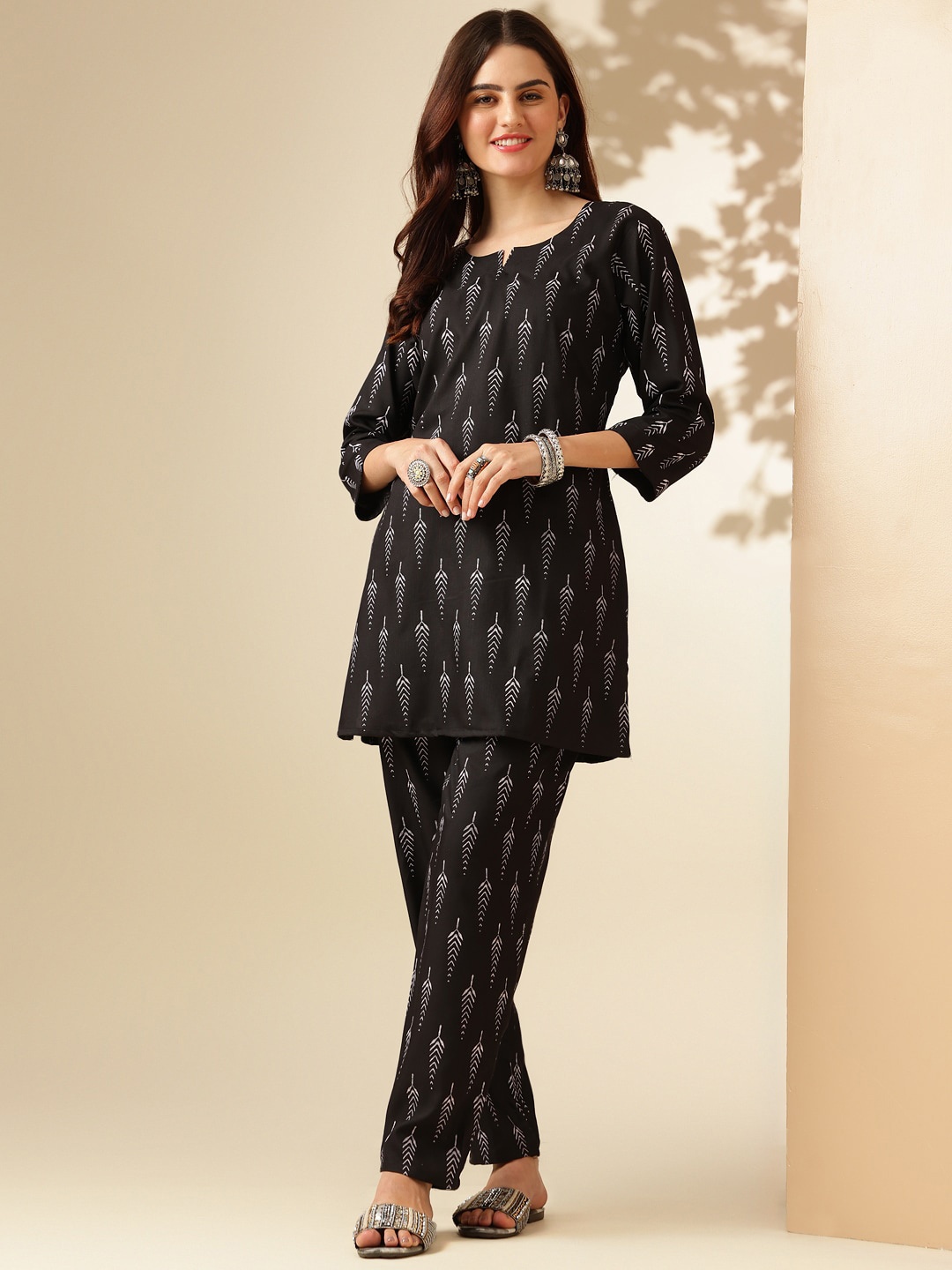 

Anouk Ethnic Motifs Printed Straight Kurta & Trousers Set, Black