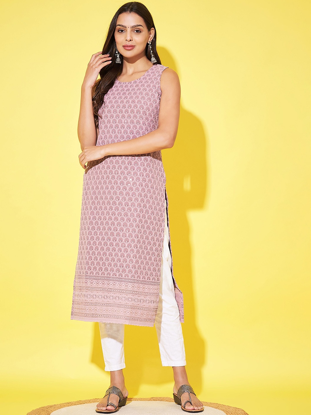 

Shopping Queen Geometric Embroidered Sequinned Sleeveless Straight Kurta, Pink