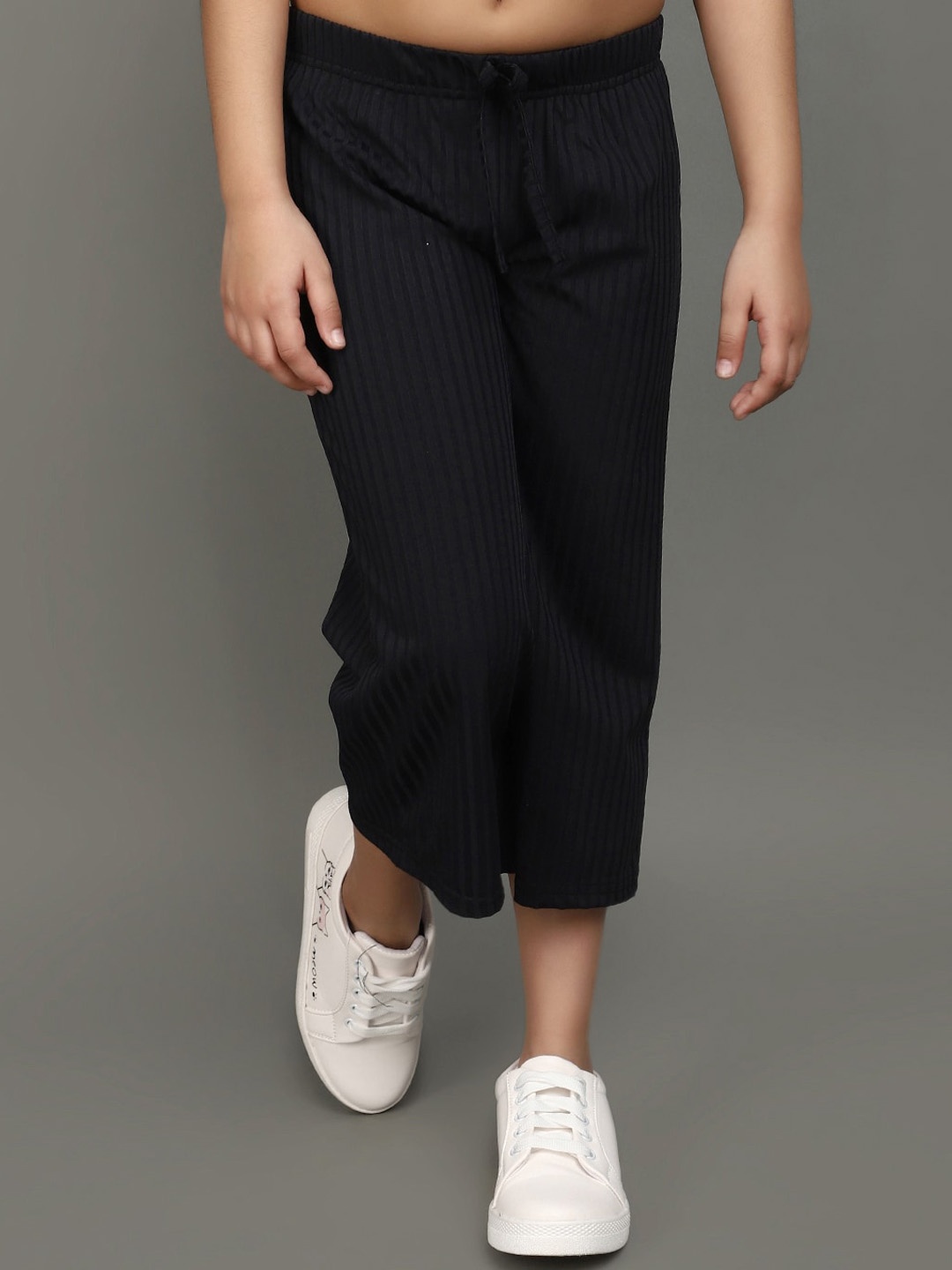 

V-Mart Girls Mid-Rise Capris, Black