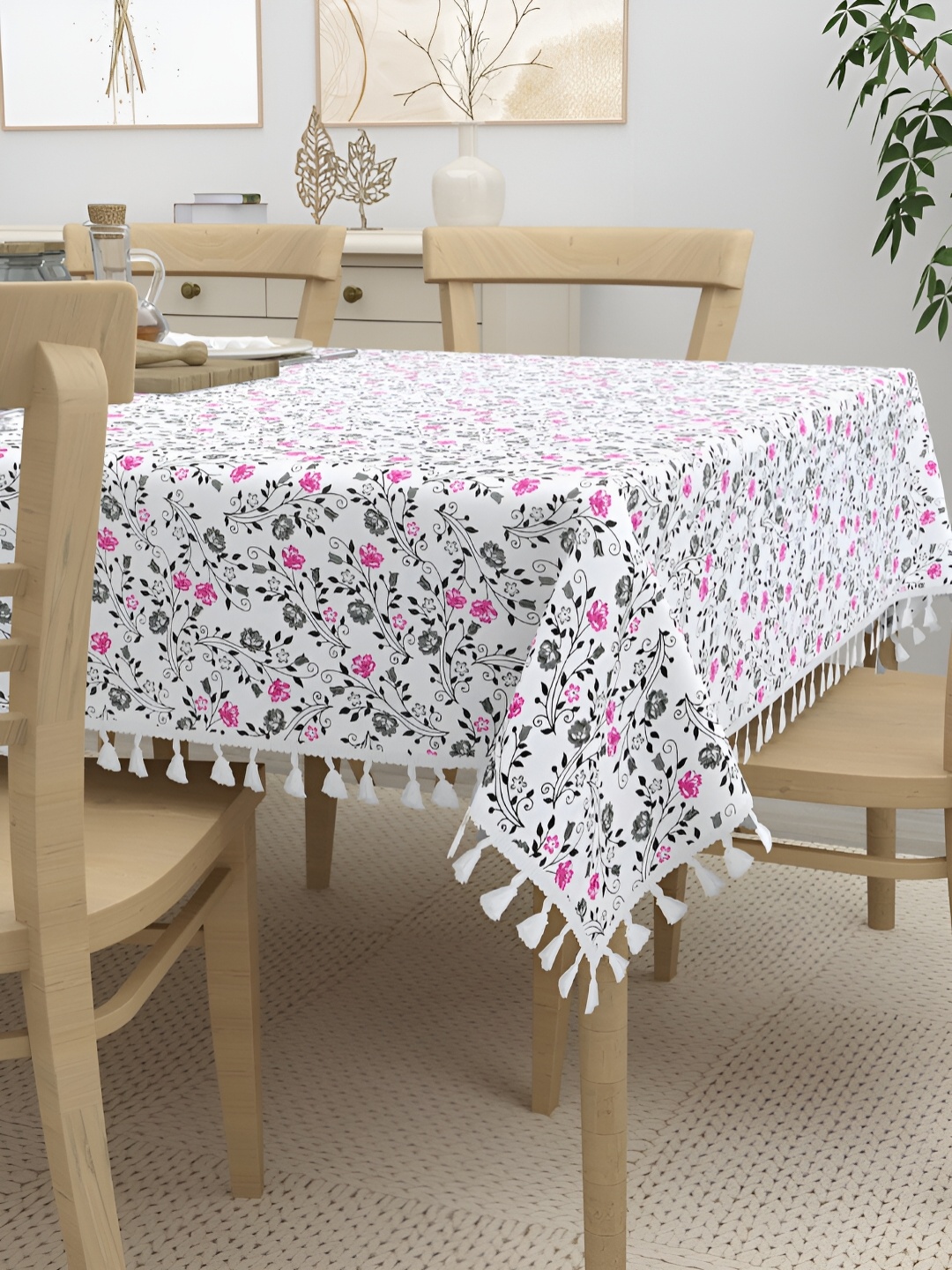 HOME AFFAIRS White Floral Anti-Slip Cotton 4-Seater Table Cover