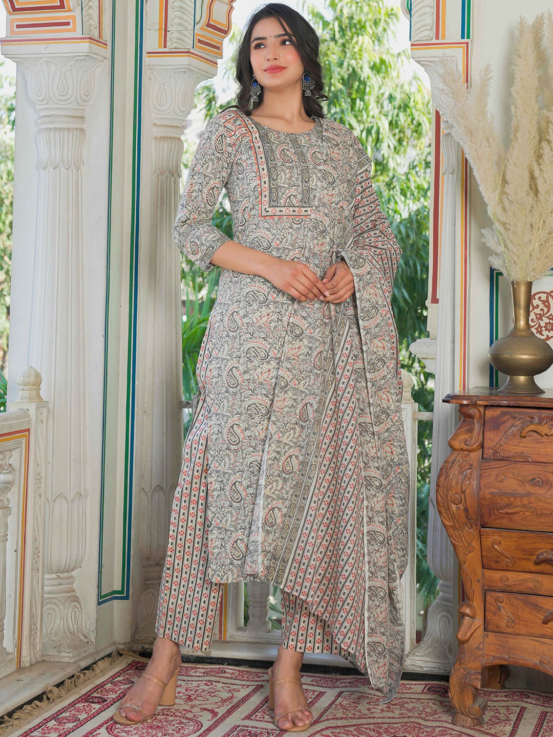 

Vbuyz Floral Printed Regular Kurta with Trousers & With Dupatta, Blue