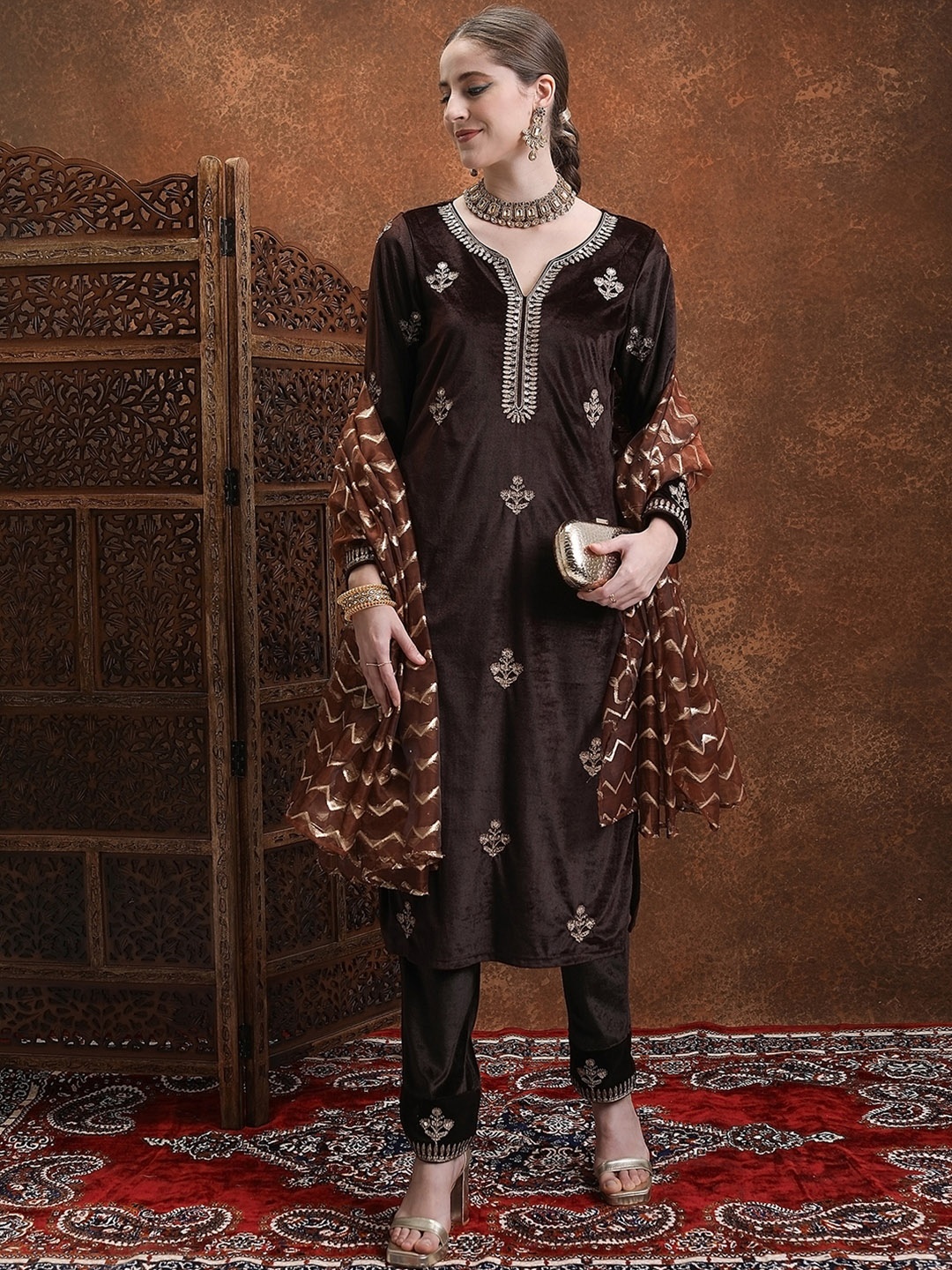 

KETCH Embroidered Round Neck Long Sleeves Sequinned Kurta Set, Coffee brown