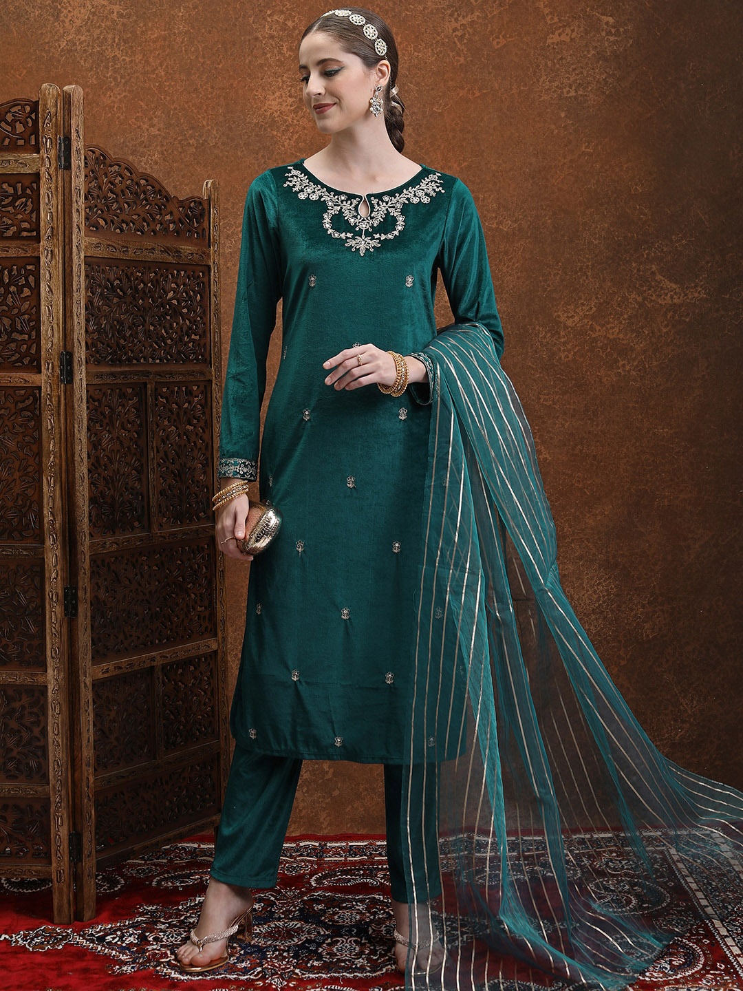 

KETCH Ethnic Motifs Embroidered Round Neck Three-Quarter Sleeves Kurta Set, Teal