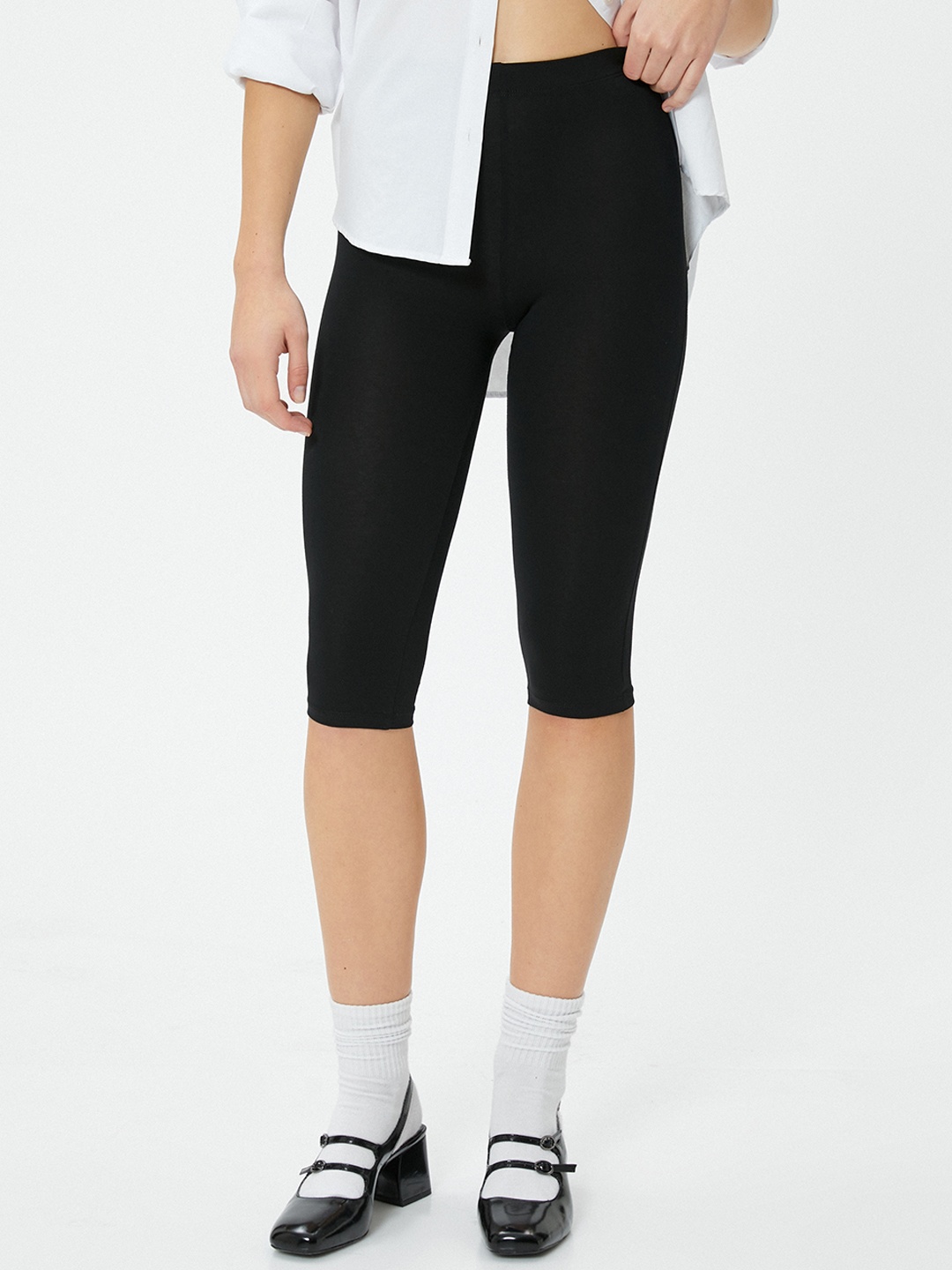

Koton Women Mid Rise Tight Fit Capris, Black