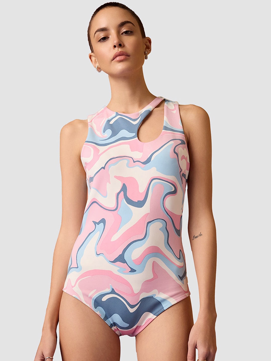 

Muvazo Abstract Printed Round Neck Bodysuit, White