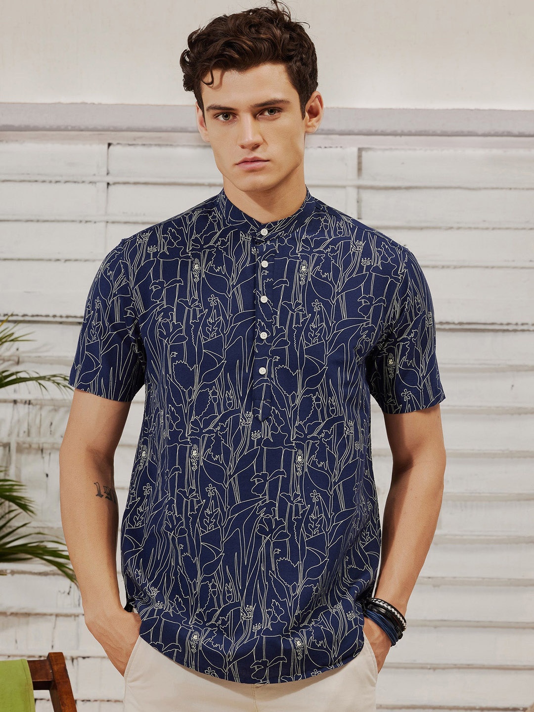 

Red Flame Mandarin Collar Short Sleeves Abstract Printed Straight Cotton Kurta, Navy blue