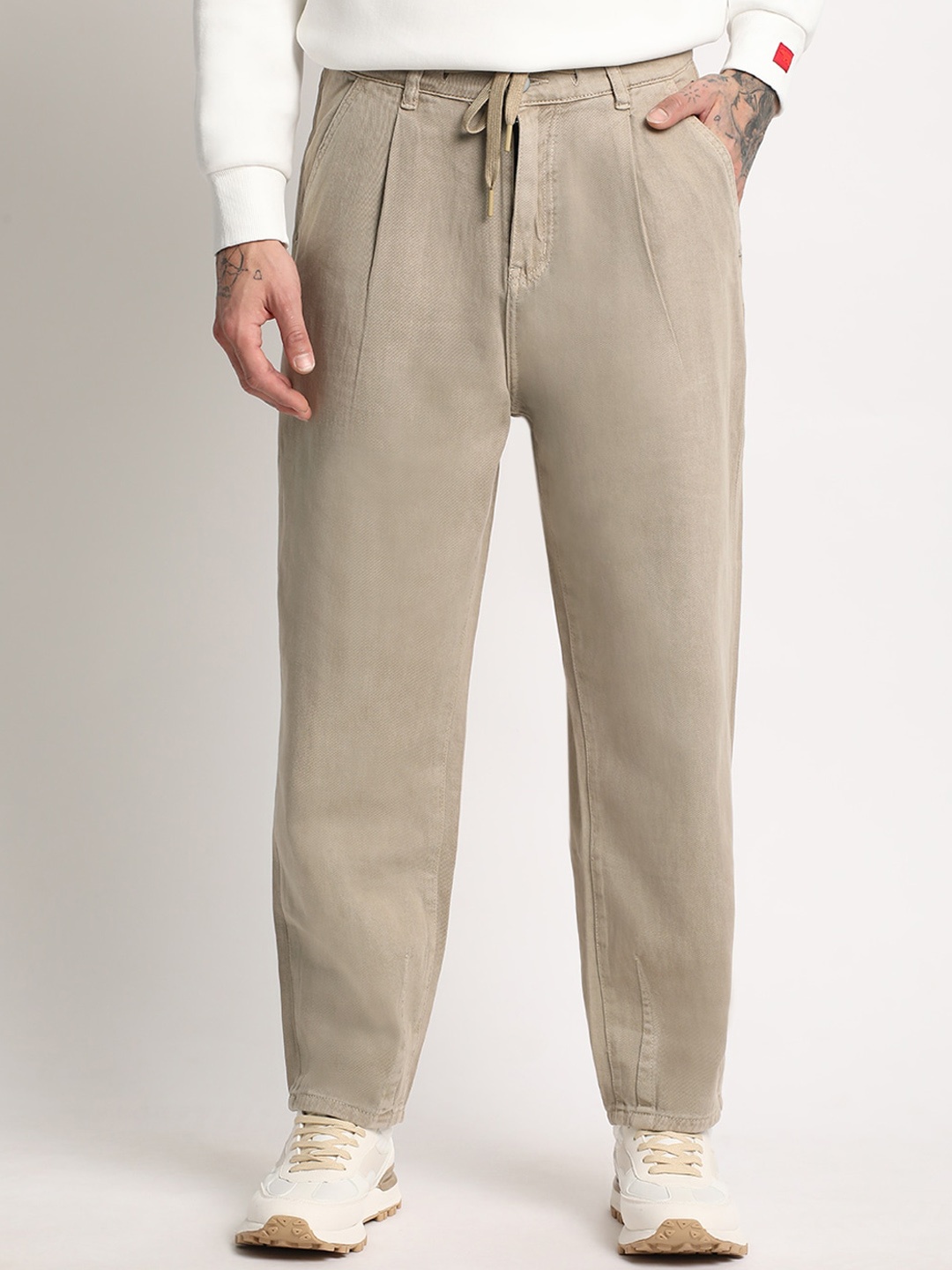 

THE BEAR HOUSE Men Pleated Relaxed Fit Clean Look Pure Cotton Jeans, Beige