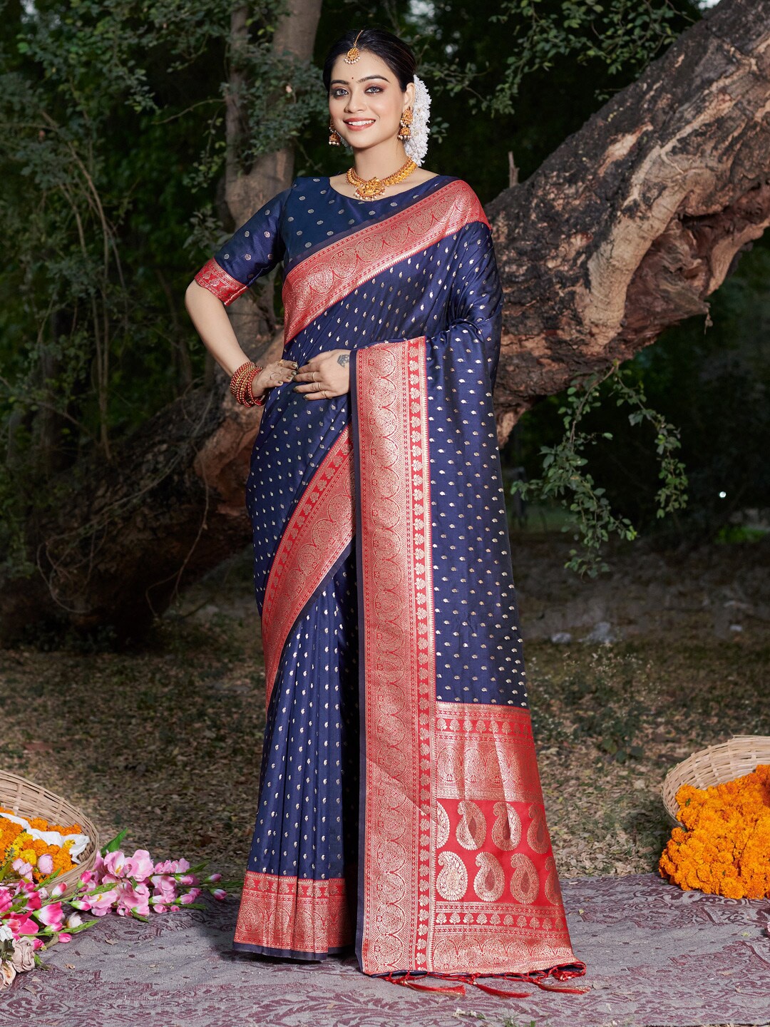 

SANGAM PRINTS Floral Woven Design Zari Banarasi Saree, Navy blue