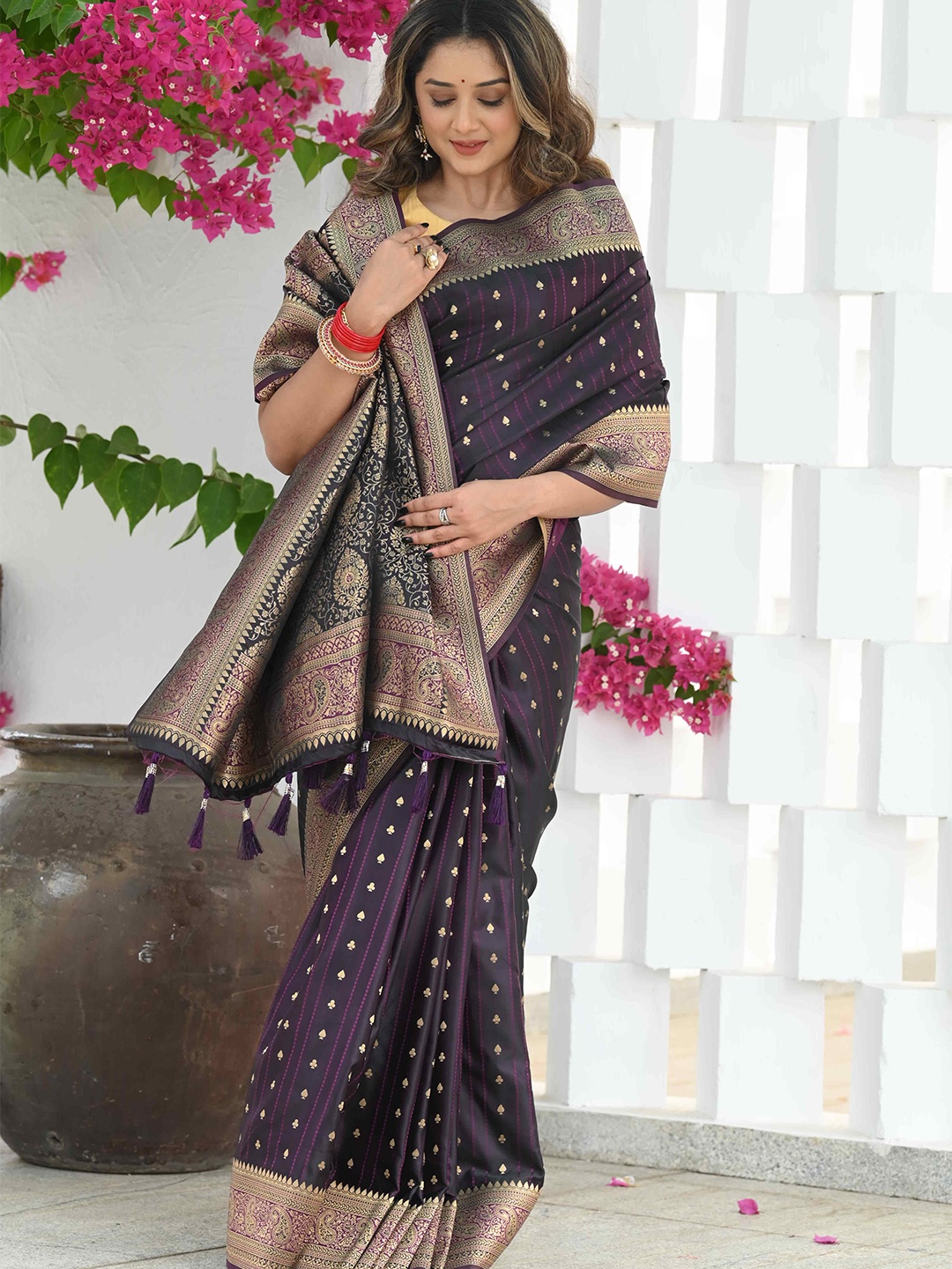 BEATITUDE Ethnic Motifs Woven Design Zari Banarasi Saree, Purple