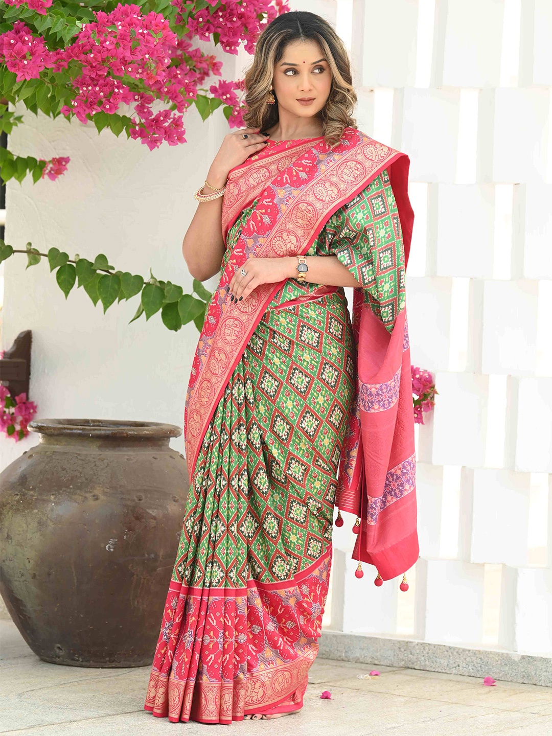 

BEATITUDE Ethnic Motifs Woven Design Zari Saree, Green