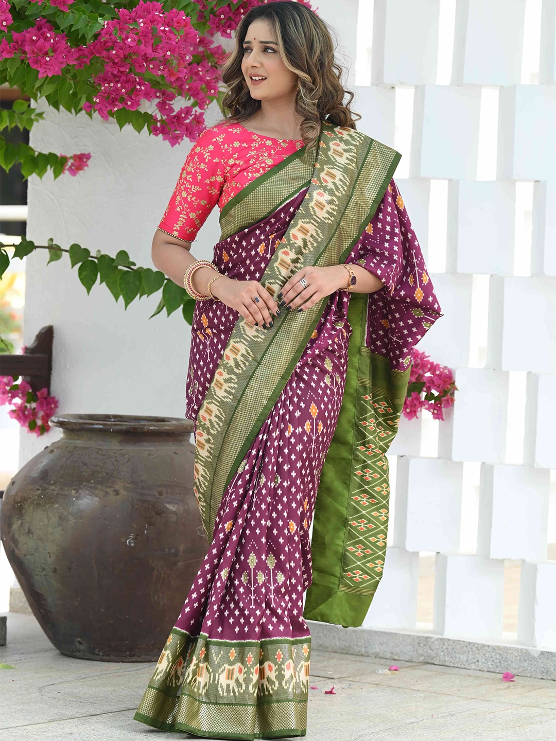 

BEATITUDE Abstract Woven Design Zari Patola Saree, Pink
