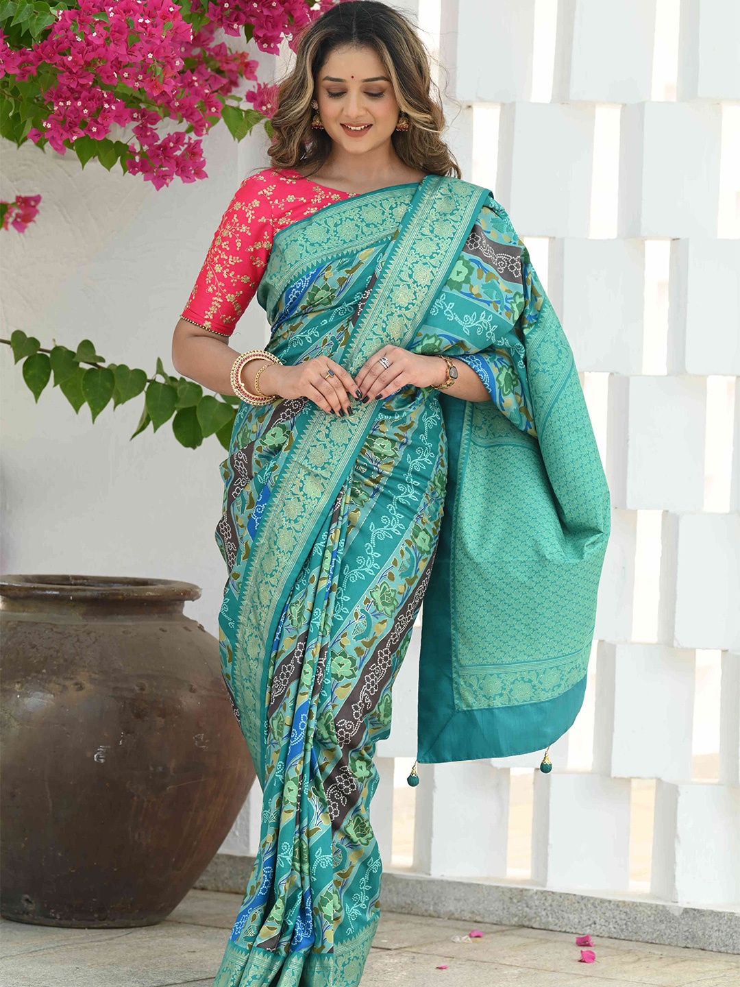 

BEATITUDE Floral Printed Zari Patola Saree, Blue
