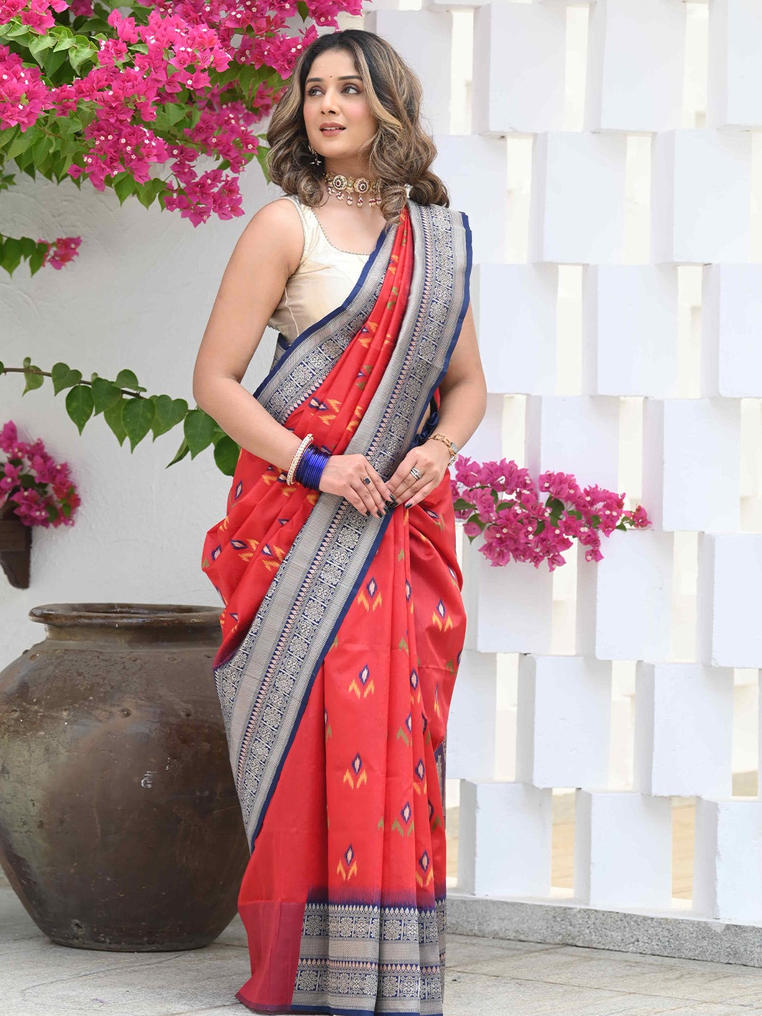 

BEATITUDE Geometric Woven Design Zari Saree, Red