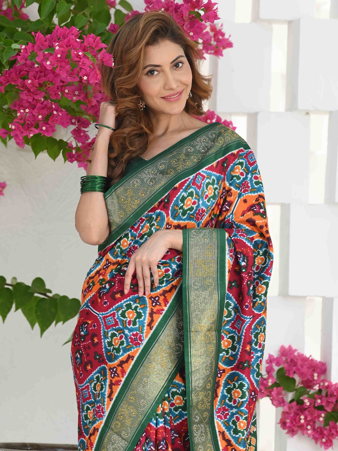 

BEATITUDE Floral Printed Zari Saree, Red