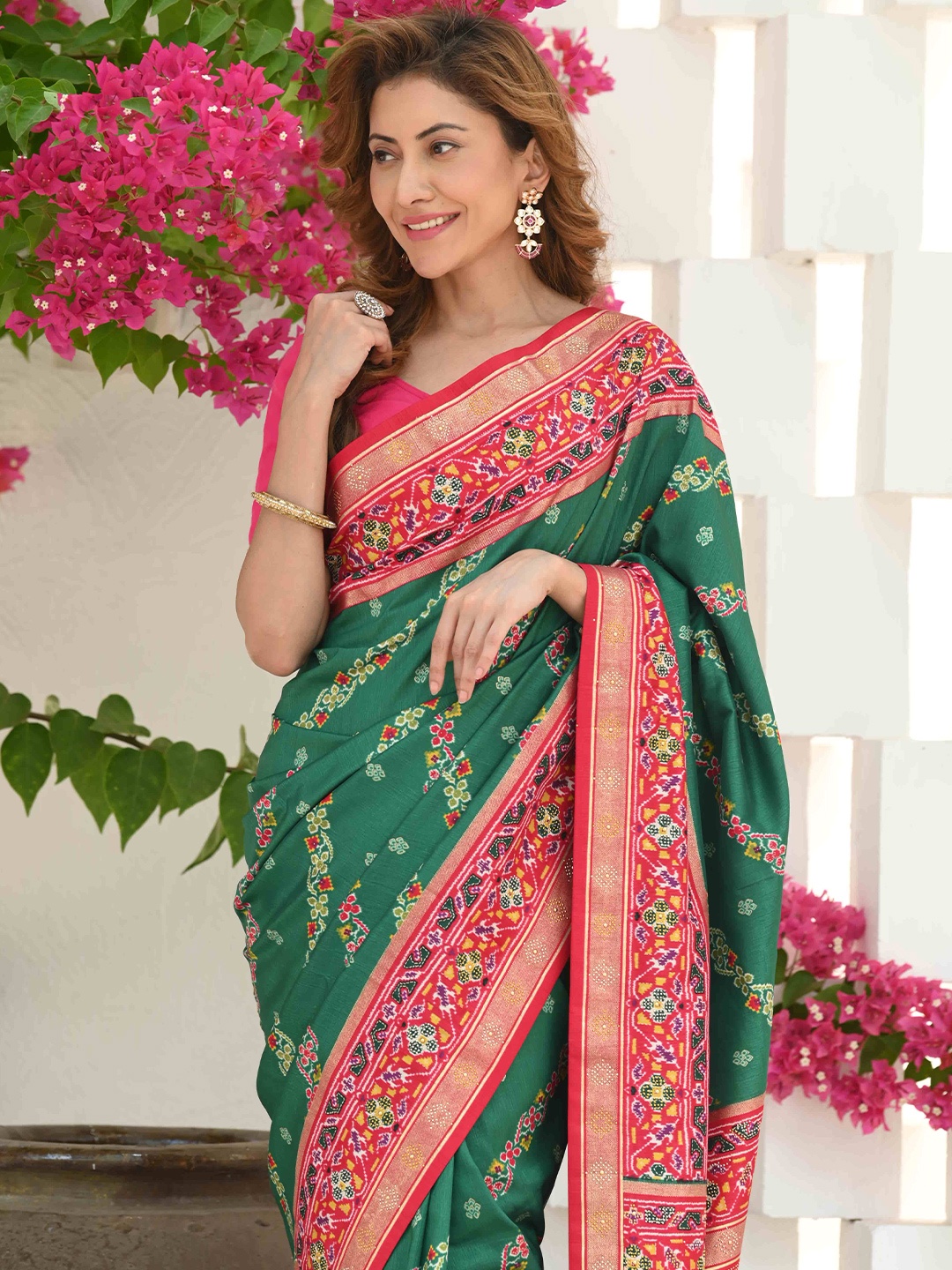 BEATITUDE Floral Woven Design Zari Saree, Green