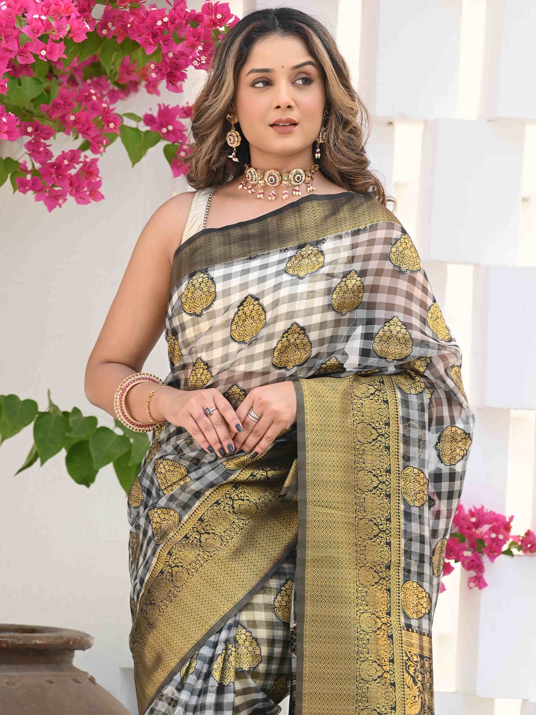 

BEATITUDE Checked Woven Design Zari Saree, Black