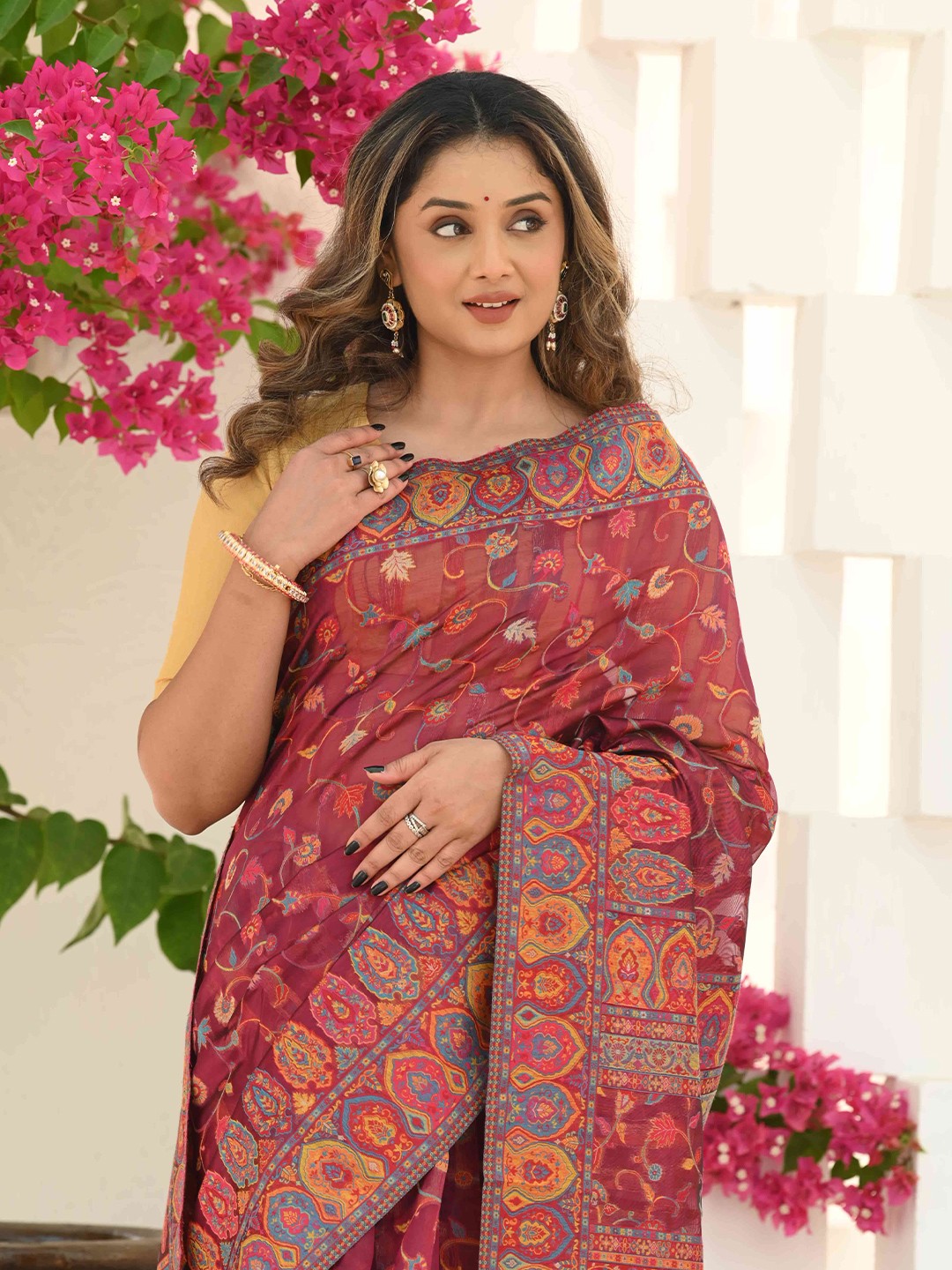

BEATITUDE Floral Woven Design Zari Saree, Red